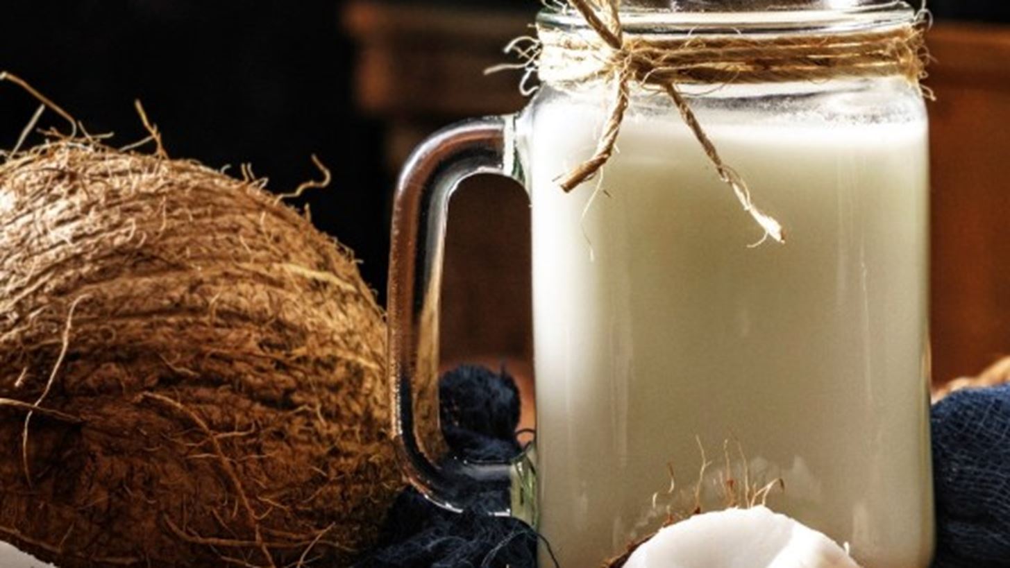 Γάλα καρύδας: Τα οφέλη και όλα τα θρεπτικά στοιχεία του φυτικού "γάλατος"