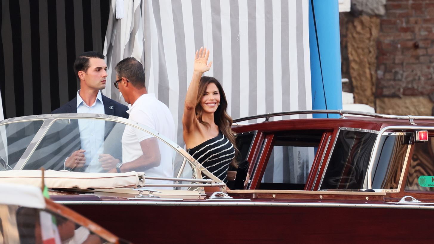 &#x388;&#x3C6;&#x3C4;&#x3B1;&#x3C3;&#x3B1;&#x3BD; &#x3C3;&#x3C4;&#x3B7; &#x392;&#x3B5;&#x3BD;&#x3B5;&#x3C4;&#x3AF;&#x3B1; &#x3BF; Jeff Bezos &#x3BA;&#x3B1;&#x3B9; &#x3B7; Lauren Sanchez &#x3B3;&#x3B9;&#x3B1; &#x3C4;&#x3BF;&#x3BD; &quot;&#x3B3;&#x3AC;&#x3BC;&#x3BF; &#x3C4;&#x3B7;&#x3C2; &#x3C7;&#x3C1;&#x3BF;&#x3BD;&#x3B9;&#x3AC;&#x3C2;&quot; | &#x39F;&#x3B9; &#x3B5;&#x3BF;&#x3C1;&#x3C4;&#x3B1;&#x3C3;&#x3BC;&#x3BF;&#x3AF; &#x3BE;&#x3B5;&#x3BA;&#x3B9;&#x3BD;&#x3BF;&#x3CD;&#x3BD;