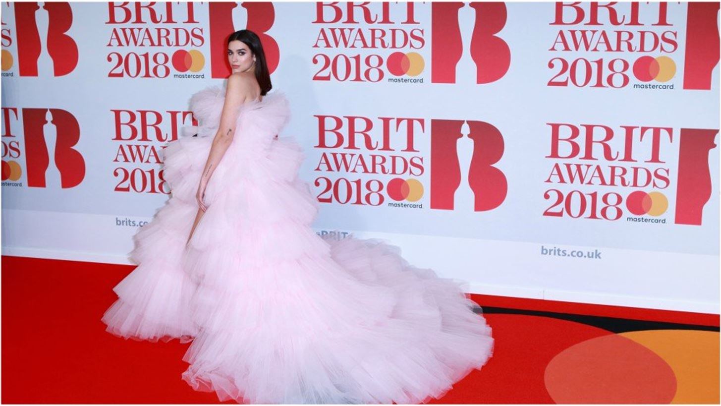 BRIT Awards 2018 | &#x388;&#x3BD;&#x3B1; &#x3BB;&#x3B1;&#x3BC;&#x3C0;&#x3B5;&#x3C1;&#x3CC; &#x3BA;&#x3CC;&#x3BA;&#x3BA;&#x3B9;&#x3BD;&#x3BF; &#x3C7;&#x3B1;&#x3BB;&#x3AF; &#x3B3;&#x3B5;&#x3BC;&#x3AC;&#x3C4;&#x3BF; &#x3BB;&#x3B5;&#x3C5;&#x3BA;&#x3AC; &#x3C4;&#x3C1;&#x3B9;&#x3B1;&#x3BD;&#x3C4;&#x3AC;&#x3C6;&#x3C5;&#x3BB;&#x3BB;&#x3B1;