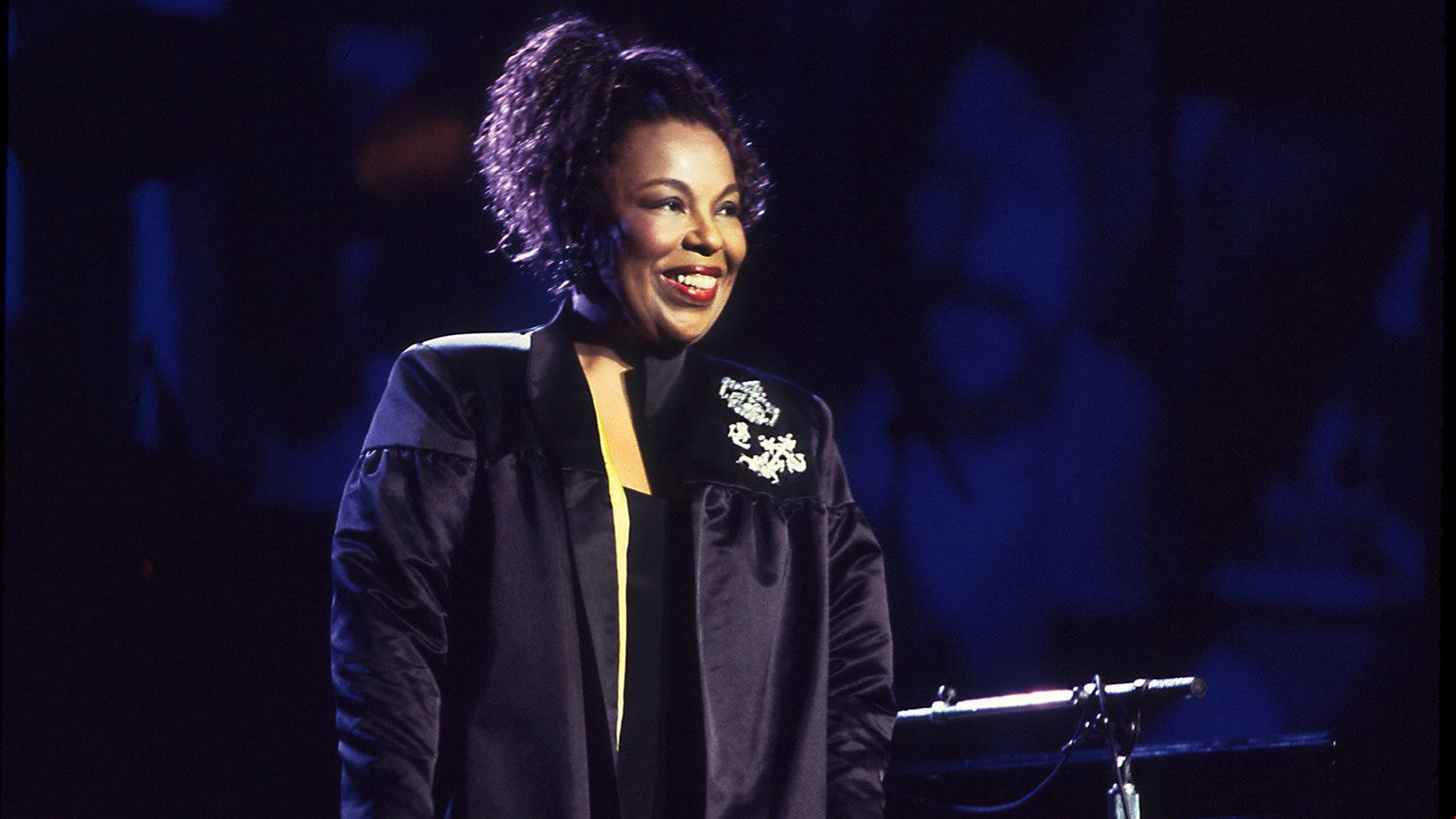 Roberta Flack | &#x388;&#x3C6;&#x3C5;&#x3B3;&#x3B5; &#x3B1;&#x3C0;&#x3CC; &#x3C4;&#x3B7; &#x3B6;&#x3C9;&#x3AE; &#x3B7; &#x3B5;&#x3C1;&#x3BC;&#x3B7;&#x3BD;&#x3B5;&#x3CD;&#x3C4;&#x3C1;&#x3B9;&#x3B1; &#x3C4;&#x3BF;&#x3C5; &quot;Killing Me Softly&quot;