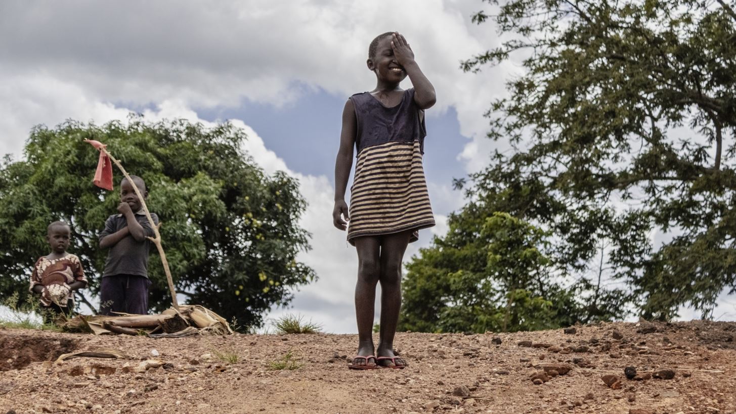 Mon Afrique: Uganda | &#x39C;&#x3B9;&#x3B1; &#x3AD;&#x3BA;&#x3B8;&#x3B5;&#x3C3;&#x3B7; &#x3C6;&#x3C9;&#x3C4;&#x3BF;&#x3B3;&#x3C1;&#x3B1;&#x3C6;&#x3AF;&#x3B1;&#x3C2; &#x3C0;&#x3BF;&#x3C5; &#x3BE;&#x3B5;&#x3B4;&#x3B9;&#x3C0;&#x3BB;&#x3CE;&#x3BD;&#x3B5;&#x3B9; &#x3C4;&#x3B7;&#x3BD; &#x3BF;&#x3BC;&#x3BF;&#x3C1;&#x3C6;&#x3B9;&#x3AC; &#x3C4;&#x3BF;&#x3C5; &#x3C4;&#x3CC;&#x3C0;&#x3BF;&#x3C5; &#x3BA;&#x3B1;&#x3B9; &#x3C4;&#x3C9;&#x3BD; &#x3B1;&#x3BD;&#x3B8;&#x3C1;&#x3CE;&#x3C0;&#x3C9;&#x3BD; &#x3C4;&#x3BF;&#x3C5;