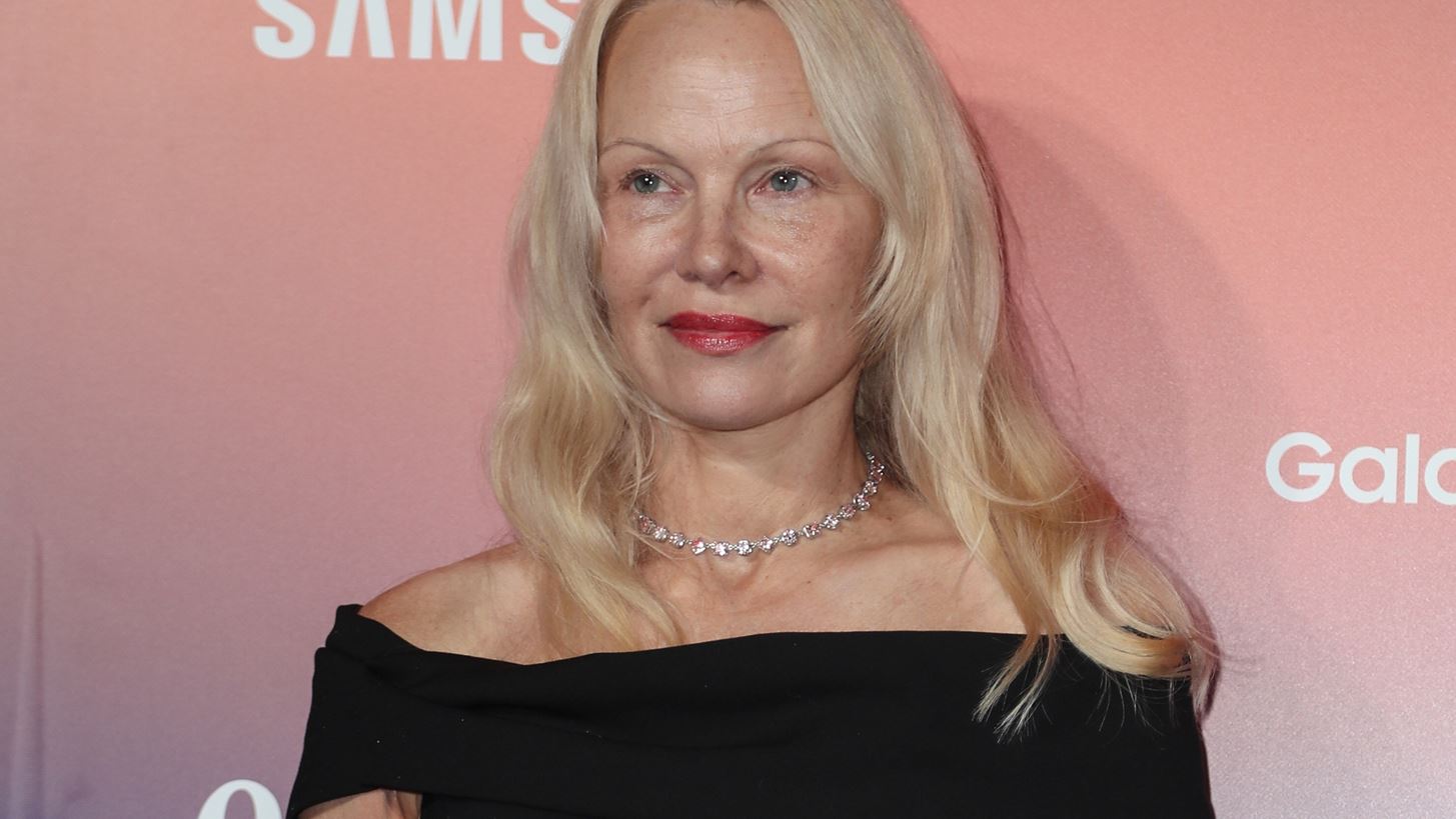 Pamela Anderson | &#x3A6;&#x3CC;&#x3C1;&#x3B5;&#x3C3;&#x3B5; &#x3C4;&#x3BF; &#x3B5;&#x3BC;&#x3B2;&#x3BB;&#x3B7;&#x3BC;&#x3B1;&#x3C4;&#x3B9;&#x3BA;&#x3CC; &#x3C7;&#x3BD;&#x3BF;&#x3C5;&#x3B4;&#x3C9;&#x3C4;&#x3CC; &#x3BA;&#x3B1;&#x3C0;&#x3AD;&#x3BB;&#x3BF; &#x3C4;&#x3B7;&#x3C2; &#x3C3;&#x3B5; &#x3B5;&#x3BA;&#x3B4;&#x3BF;&#x3C7;&#x3AE; &#x3C0;&#x3B1;&#x3BD;&#x3C4;&#x3B5;&#x3BB;&#x3BF;&#x3BD;&#x3B9;&#x3BF;&#x3CD;