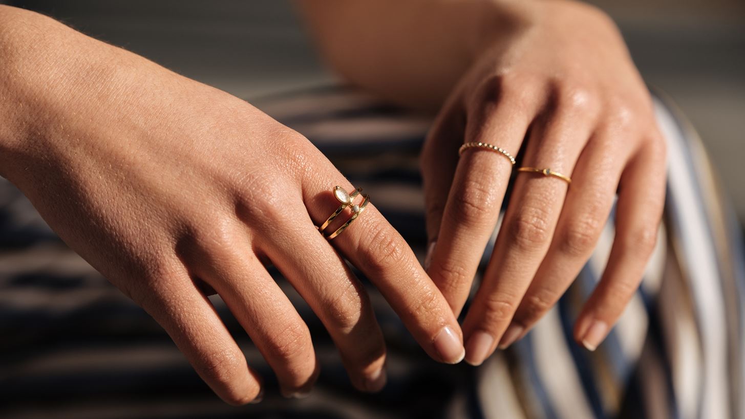 Το έξυπνο κόλπο για να σβήσεις τα σημάδια γήρανσης από τα χέρια σου χωρίς κρέμα