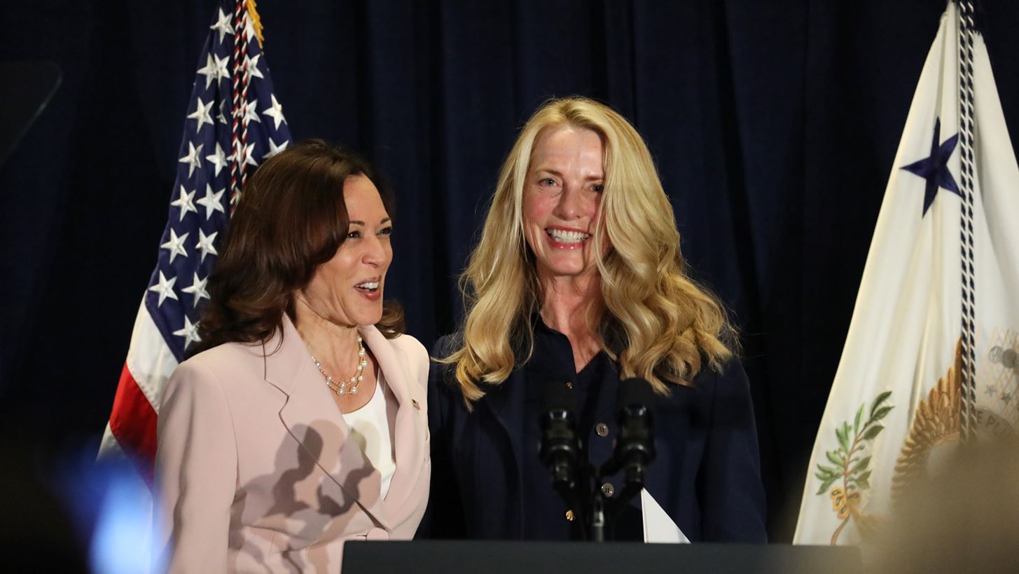 Laurene Powell Jobs: &#x397; &#x3C7;&#x3AE;&#x3C1;&#x3B1; &#x3C4;&#x3BF;&#x3C5; Steve Jobs &#x3B2;&#x3B3;&#x3B1;&#x3AF;&#x3BD;&#x3B5;&#x3B9; &#x3B1;&#x3C0;&#x3CC; &#x3C4;&#x3B7; &#x3C3;&#x3BA;&#x3B9;&#x3AC; &#x3BA;&#x3B1;&#x3B9; &#x3C4;&#x3B7; &#x3C3;&#x3B9;&#x3C9;&#x3C0;&#x3AE; &#x3B3;&#x3B9;&#x3B1; &#x3BD;&#x3B1; &#x3C5;&#x3C0;&#x3BF;&#x3C3;&#x3C4;&#x3B7;&#x3C1;&#x3AF;&#x3BE;&#x3B5;&#x3B9; &#x3C4;&#x3B7;&#x3BD; Kamala Harris