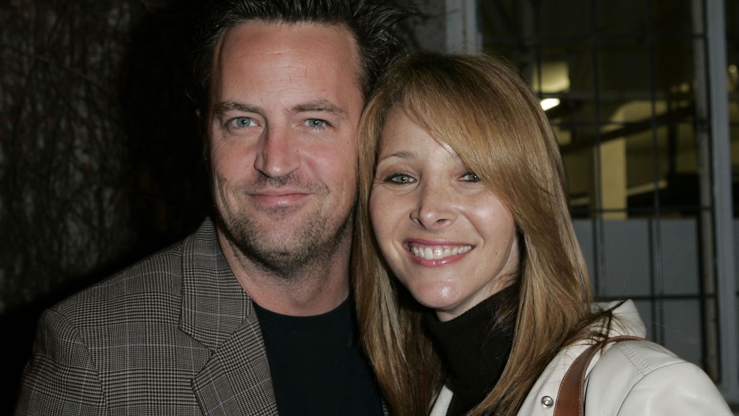 &#x397; Lisa Kudrow &#x3B1;&#x3BD;&#x3B1;&#x3BA;&#x3AC;&#x3BB;&#x3C5;&#x3C8;&#x3B5; &#x3AD;&#x3BD;&#x3B1; &#x3C0;&#x3C1;&#x3BF;&#x3C3;&#x3C9;&#x3C0;&#x3B9;&#x3BA;&#x3CC; &#x3B1;&#x3BD;&#x3C4;&#x3B9;&#x3BA;&#x3B5;&#x3AF;&#x3BC;&#x3B5;&#x3BD;&#x3BF; &#x3C4;&#x3BF;&#x3C5; Matthew Perry, &#x3AD;&#x3BD;&#x3B1;&#x3BD; &#x3C7;&#x3C1;&#x3CC;&#x3BD;&#x3BF; &#x3BA;&#x3B1;&#x3B9; &#x3BA;&#x3AC;&#x3C4;&#x3B9; &#x3B1;&#x3C0;&#x3CC; &#x3C4;&#x3BF;&#x3BD; &#x3B8;&#x3AC;&#x3BD;&#x3B1;&#x3C4;&#x3CC; &#x3C4;&#x3BF;&#x3C5;