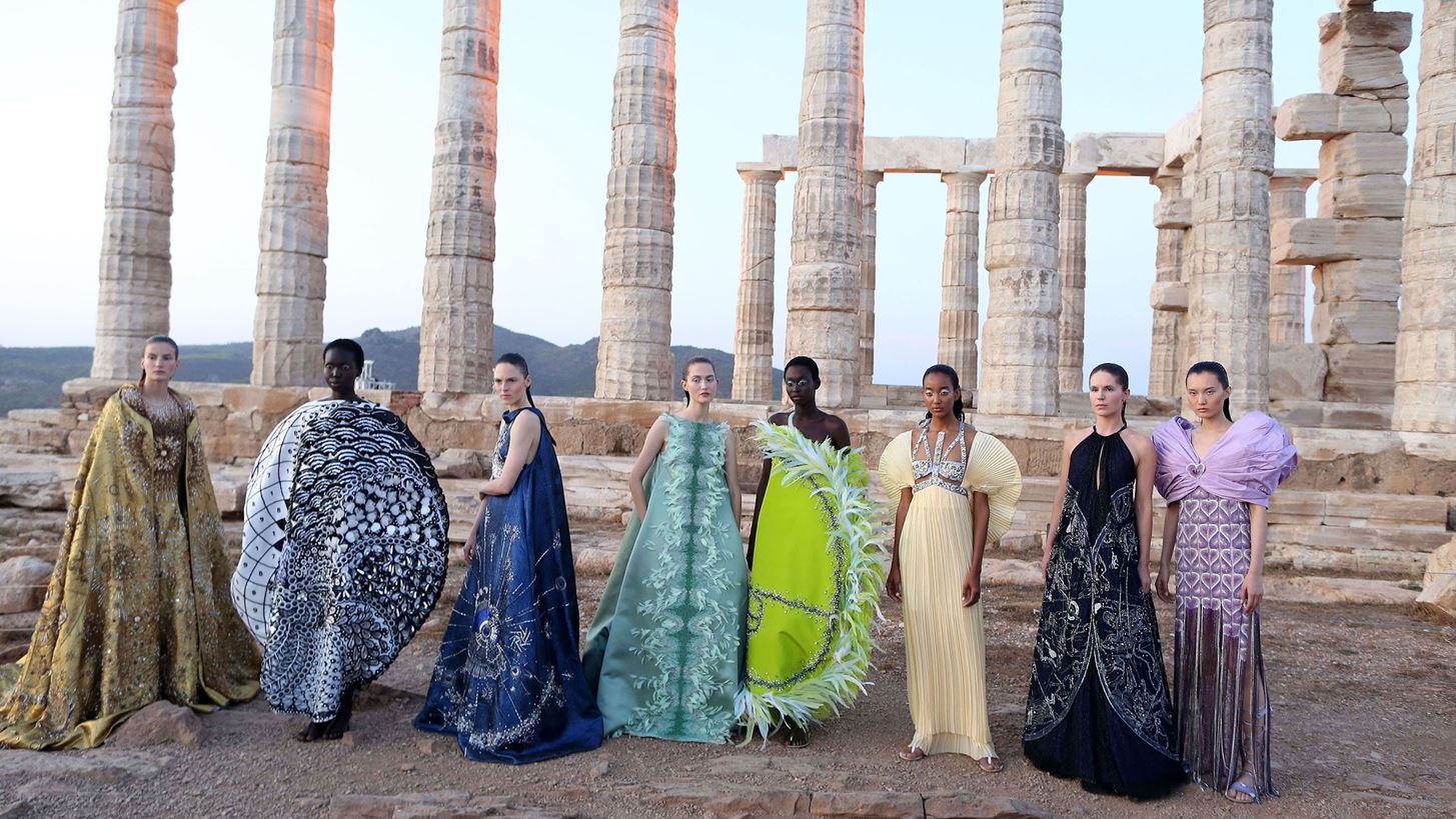 &#x39F;&#x3B9; Ancient Greek Sandals &#x3B5;&#x3BD;&#x3CE;&#x3BD;&#x3BF;&#x3C5;&#x3BD; &#x3BE;&#x3B1;&#x3BD;&#x3AC; &#x3C4;&#x3B9;&#x3C2; &#x3B4;&#x3C5;&#x3BD;&#x3AC;&#x3BC;&#x3B5;&#x3B9;&#x3C2; &#x3C4;&#x3BF;&#x3C5;&#x3C2; &#x3BC;&#x3B5; &#x3C4;&#x3B7; Mary Katrantzou