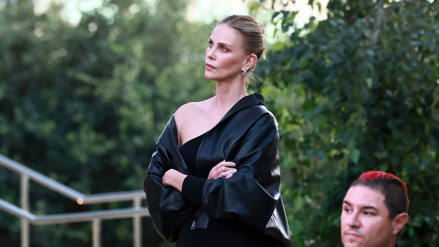 &quot;&#x389;&#x3C4;&#x3B1;&#x3BD; &#x3C5;&#x3C0;&#x3AD;&#x3C1;&#x3BF;&#x3C7;&#x3BF;!&quot; : &#x397; Charlize Theron &#x3BC;&#x3B9;&#x3BB;&#x3AC;&#x3B5;&#x3B9; &#x3B1;&#x3BD;&#x3BF;&#x3B9;&#x3C7;&#x3C4;&#x3AC; &#x3B3;&#x3B9;&#x3B1; &#x3C4;&#x3B7;&#x3BD; &#x3C0;&#x3B5;&#x3C1;&#x3B9;&#x3C0;&#x3AD;&#x3C4;&#x3B5;&#x3B9;&#x3B1; &#x3BC;&#x3B9;&#x3B1;&#x3C2; &#x3BD;&#x3CD;&#x3C7;&#x3C4;&#x3B1;&#x3C2; &#x3BC;&#x3B5; 26&#x3C7;&#x3C1;&#x3BF;&#x3BD;&#x3BF; &#x3AC;&#x3BD;&#x3C4;&#x3C1;&#x3B1;