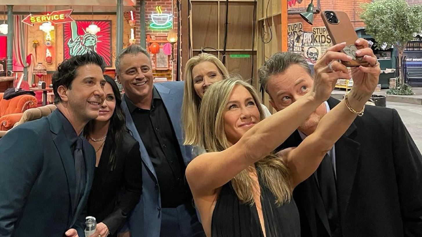 Lisa Kudrow | &#x39C;&#x3BF;&#x3B9;&#x3C1;&#x3AC;&#x3B6;&#x3B5;&#x3C4;&#x3B1;&#x3B9; &#x3C4;&#x3B7; &#x3C3;&#x3C5;&#x3B3;&#x3BA;&#x3B9;&#x3BD;&#x3B7;&#x3C4;&#x3B9;&#x3BA;&#x3AE; &#x3C3;&#x3C4;&#x3B9;&#x3B3;&#x3BC;&#x3AE; &#x3B1;&#x3C0;&#x3CC; &#x3C4;&#x3BF; reunion &#x3C4;&#x3C9;&#x3BD; Friends &#x3C0;&#x3BF;&#x3C5; &#x3BB;&#x3AF;&#x3B3;&#x3BF;&#x3B9; &#x3C0;&#x3C1;&#x3CC;&#x3C3;&#x3B5;&#x3BE;&#x3B1;&#x3BD;