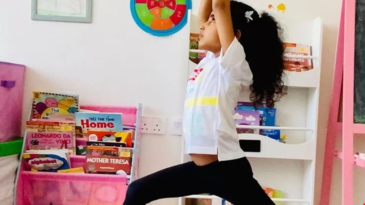 &#x397; &#x3BD;&#x3B5;&#x3CC;&#x3C4;&#x3B5;&#x3C1;&#x3B7; yoga instructor &#x3C3;&#x3C4;&#x3BF;&#x3BD; &#x3BA;&#x3CC;&#x3C3;&#x3BC;&#x3BF; &#x3B5;&#x3AF;&#x3BD;&#x3B1;&#x3B9; 7 &#x3B5;&#x3C4;&#x3CE;&#x3BD; &#x3BA;&#x3B1;&#x3B9; &#x3BC;&#x3CC;&#x3BB;&#x3B9;&#x3C2; &#x3BA;&#x3B1;&#x3C4;&#x3AD;&#x3BA;&#x3C4;&#x3B7;&#x3C3;&#x3B5; &#x3C1;&#x3B5;&#x3BA;&#x3CC;&#x3C1; &#x393;&#x3BA;&#x3AF;&#x3BD;&#x3B5;&#x3C2;