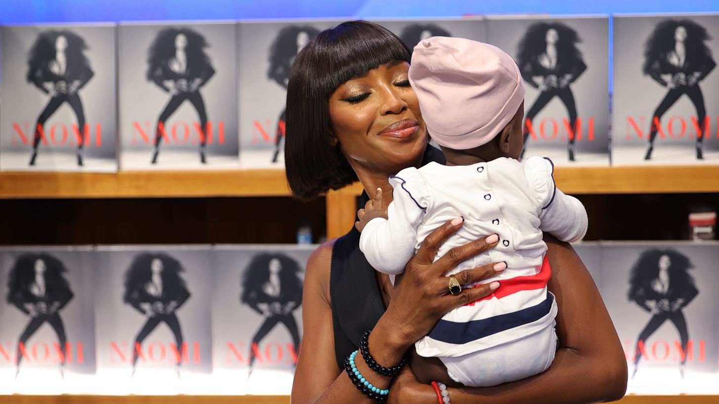 &#x3A3;&#x3C0;&#x3AC;&#x3BD;&#x3B9;&#x3B5;&#x3C2; &#x3C6;&#x3C9;&#x3C4;&#x3BF;&#x3B3;&#x3C1;&#x3B1;&#x3C6;&#x3AF;&#x3B5;&#x3C2; | &#x397; Naomi Campbell &#x3B1;&#x3B3;&#x3BA;&#x3B1;&#x3BB;&#x3B9;&#x3AC; &#x3BC;&#x3B5; &#x3C4;&#x3B1; &#x3B4;&#x3CD;&#x3BF; &#x3C4;&#x3B7;&#x3C2; &#x3C0;&#x3B1;&#x3B9;&#x3B4;&#x3B9;&#x3AC;