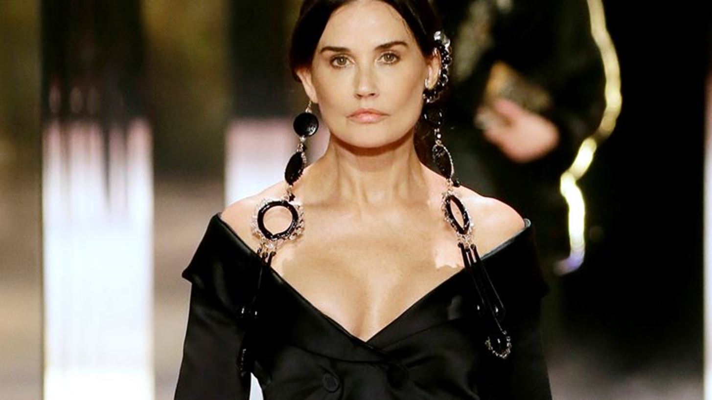 H Demi Moore &#x3C0;&#x3B5;&#x3C1;&#x3C0;&#x3AC;&#x3C4;&#x3B7;&#x3C3;&#x3B5; &#x3C3;&#x3C4;&#x3BF; catwalk &#x3C4;&#x3BF;&#x3C5; &#x3BF;&#x3AF;&#x3BA;&#x3BF;&#x3C5; Fendi | &#x3A4;&#x3BF; beauty look &#x3C4;&#x3B7;&#x3C2; 58&#x3C7;&#x3C1;&#x3BF;&#x3BD;&#x3B7;&#x3C2; &#x3B7;&#x3B8;&#x3BF;&#x3C0;&#x3BF;&#x3B9;&#x3BF;&#x3CD;