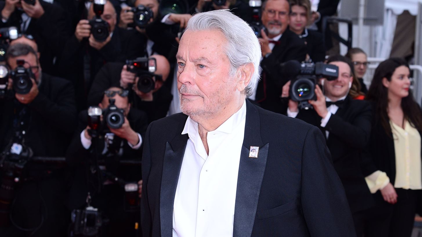 &#x38C;&#x3C4;&#x3B1;&#x3BD; &#x3BF; Alain Delon &#x3C4;&#x3B1;&#x3BE;&#x3AF;&#x3B4;&#x3B5;&#x3C8;&#x3B5; &#x3C3;&#x3C4;&#x3B7;&#x3BD; &#x395;&#x3BB;&#x3BB;&#x3AC;&#x3B4;&#x3B1; &#x3B3;&#x3B9;&#x3B1; &#x3BD;&#x3B1; &#x3C0;&#x3B1;&#x3C1;&#x3B1;&#x3BA;&#x3BF;&#x3BB;&#x3BF;&#x3C5;&#x3B8;&#x3AE;&#x3C3;&#x3B5;&#x3B9; &#x3C0;&#x3B1;&#x3C1;&#x3AC;&#x3C3;&#x3C4;&#x3B1;&#x3C3;&#x3B7; &#x3C3;&#x3C4;&#x3B7;&#x3BD; &#x395;&#x3C0;&#x3AF;&#x3B4;&#x3B1;&#x3C5;&#x3C1;&#x3BF;