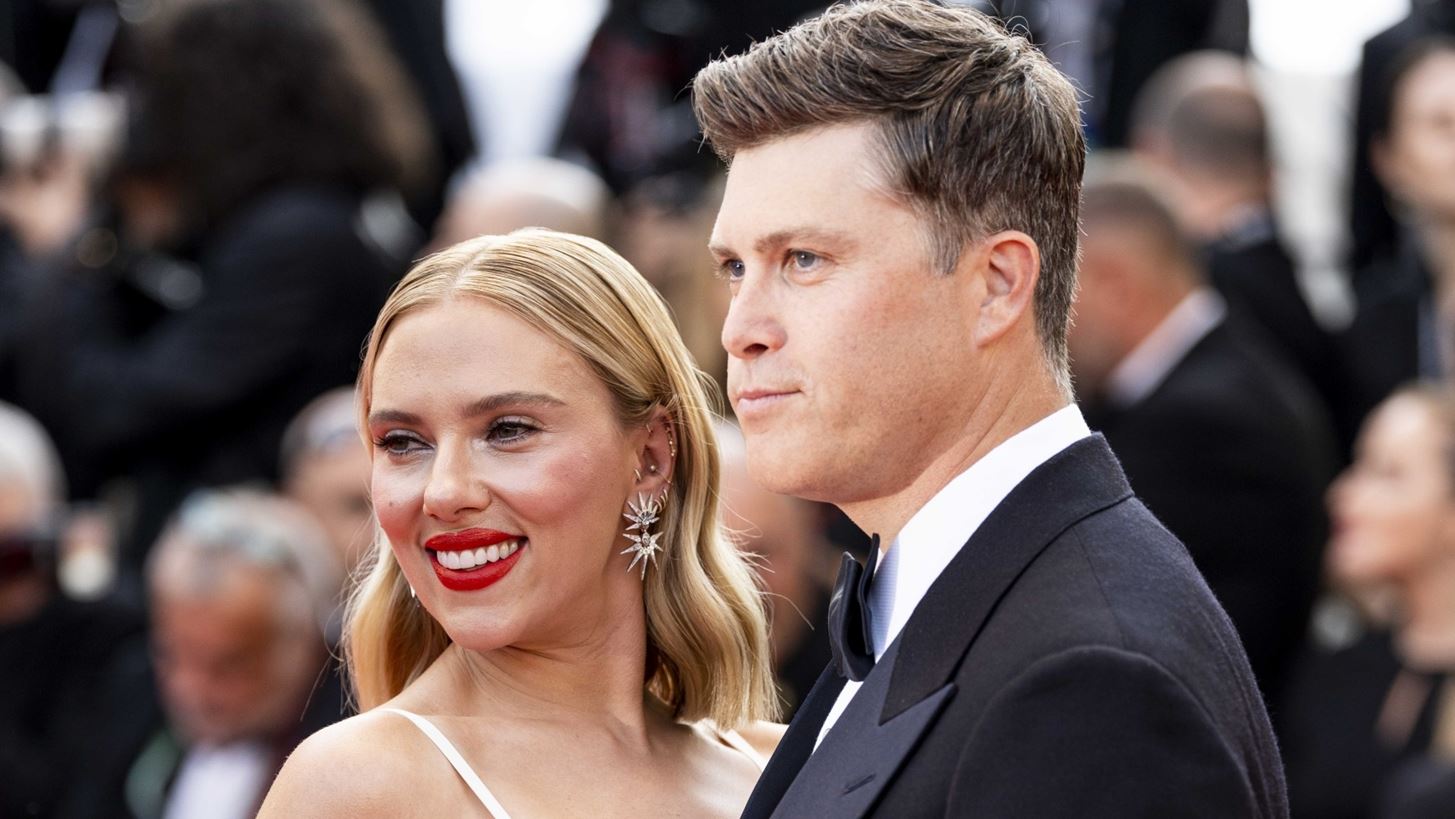 Colin Jost | &#x39F; &#x3BB;&#x3CC;&#x3B3;&#x3BF;&#x3C2; &#x3C0;&#x3BF;&#x3C5; &#x3B5;&#x3C1;&#x3C9;&#x3C4;&#x3B5;&#x3CD;&#x3C4;&#x3B7;&#x3BA;&#x3B5; &#x3C4;&#x3B7;&#x3BD; Scarlett Johansson &#x3B4;&#x3B5;&#x3BD; &#x3B5;&#x3AF;&#x3BD;&#x3B1;&#x3B9; &#x3B1;&#x3C5;&#x3C4;&#x3CC;&#x3C2; &#x3C0;&#x3BF;&#x3C5; &#x3C0;&#x3B5;&#x3C1;&#x3B9;&#x3BC;&#x3AD;&#x3BD;&#x3B1;&#x3BC;&#x3B5;