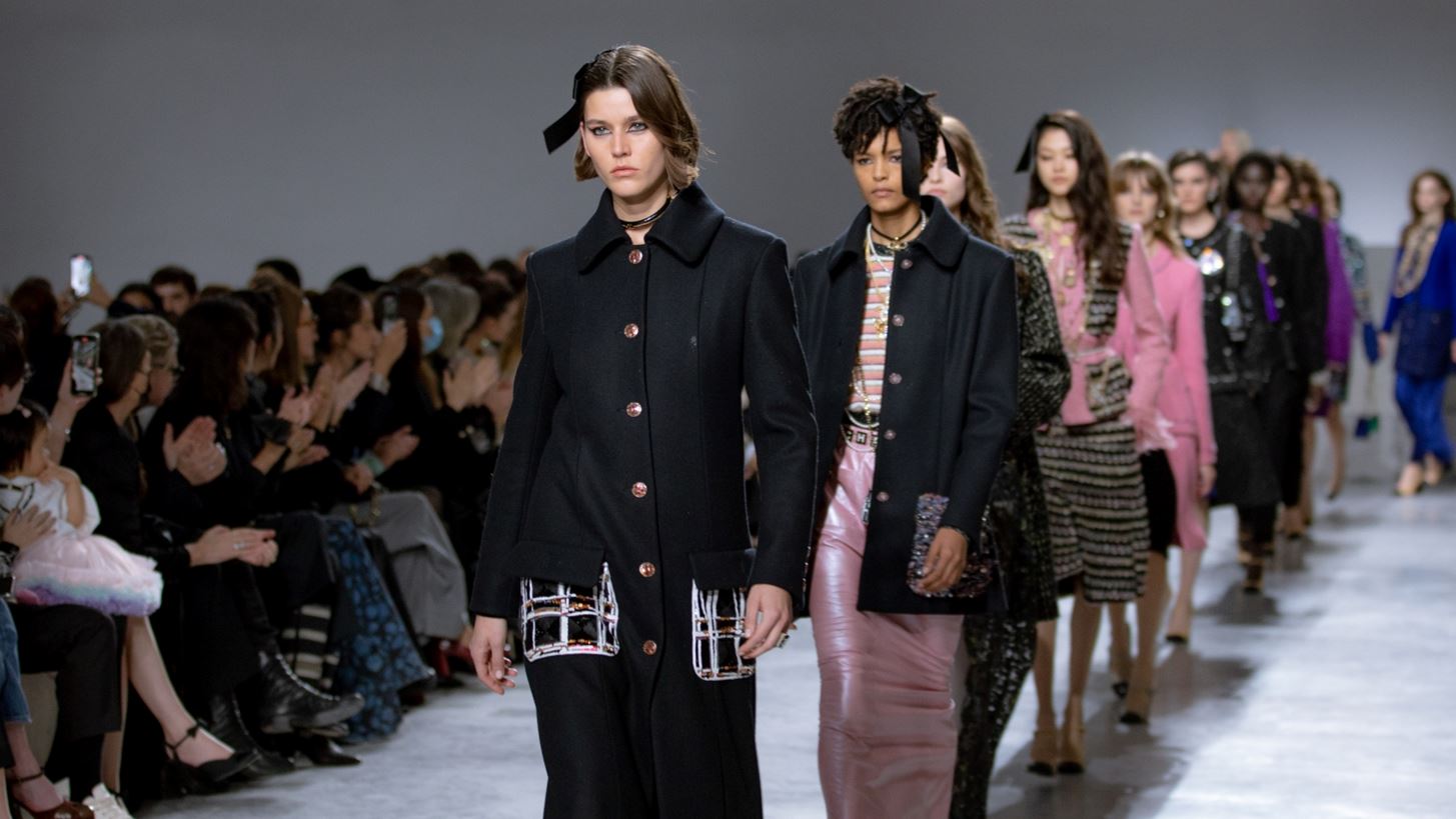 Chanel | &#x397; &#x3BD;&#x3AD;&#x3B1; M&#xE9;tiers d&#x2019;art 2021-22 &#x3C3;&#x3C5;&#x3BB;&#x3BB;&#x3BF;&#x3B3;&#x3AE; &#x3B5;&#x3BC;&#x3C0;&#x3BD;&#x3AD;&#x3B5;&#x3C4;&#x3B1;&#x3B9; &#x3B1;&#x3C0;&#x3CC; &#x3C4;&#x3B7;&#x3BD; &#x3C4;&#x3AD;&#x3C7;&#x3BD;&#x3B7; &#x3C4;&#x3BF;&#x3C5; &#x3C7;&#x3B5;&#x3B9;&#x3C1;&#x3BF;&#x3C0;&#x3BF;&#x3AF;&#x3B7;&#x3C4;&#x3BF;&#x3C5; &#x3BA;&#x3B1;&#x3B9; &#x3C4;&#x3B7;&#x3BD; &#x3BA;&#x3BB;&#x3B7;&#x3C1;&#x3BF;&#x3BD;&#x3BF;&#x3BC;&#x3B9;&#x3AC; &#x3C4;&#x3BF;&#x3C5; &#x3BF;&#x3AF;&#x3BA;&#x3BF;&#x3C5;