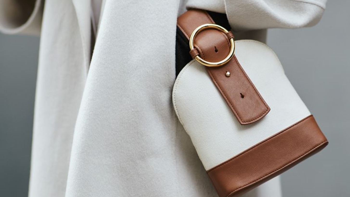 Η νέα it bag του οίκου Louis Vuitton χωράει μόνο το κραγιόν σου