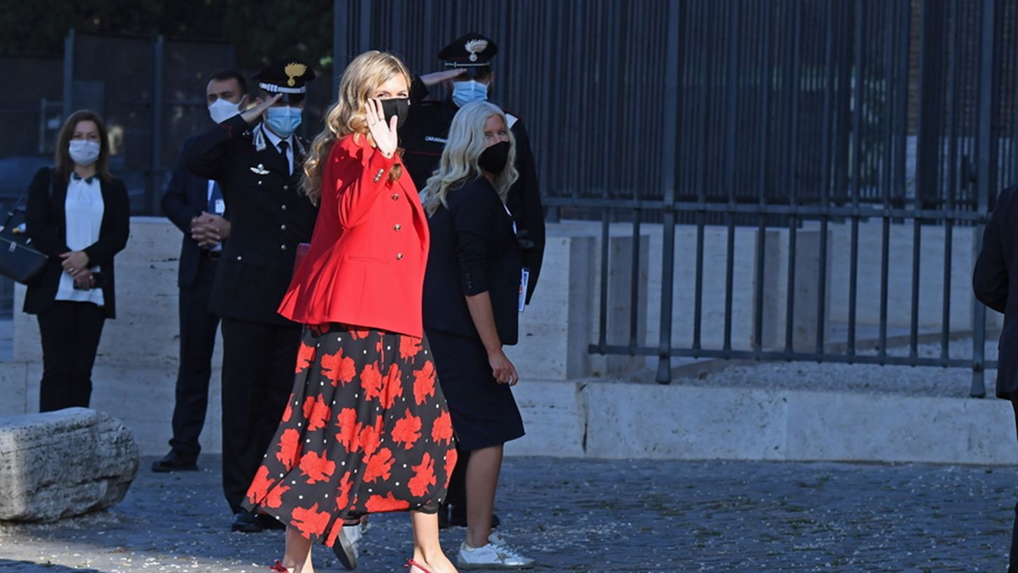 Carrie Johnson, Brigitte Macron, Begona Sanchez | &#x39F;&#x3B9; &#x3C0;&#x3B9;&#x3BF; &#x3BA;&#x3BF;&#x3BC;&#x3C8;&#x3AD;&#x3C2; &#x3C0;&#x3B1;&#x3C1;&#x3BF;&#x3C5;&#x3C3;&#x3AF;&#x3B5;&#x3C2; &#x3C3;&#x3C4;&#x3B7; &#x3C3;&#x3CD;&#x3BD;&#x3BF;&#x3B4;&#x3BF; G20