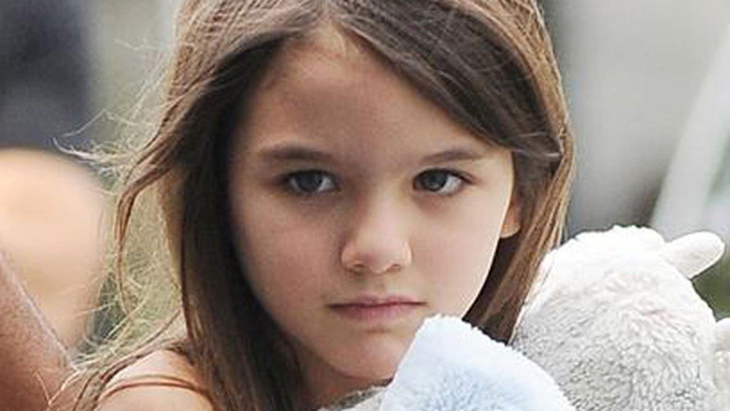 Suri Cruise: &#x39C;&#x3B5;&#x3B3;&#x3AC;&#x3BB;&#x3C9;&#x3C3;&#x3B5; &#x3BA;&#x3B1;&#x3B9; &#x3B5;&#x3AF;&#x3BD;&#x3B1;&#x3B9; &#x3AF;&#x3B4;&#x3B9;&#x3B1; &#x3BF; &#x3C0;&#x3B1;&#x3C4;&#x3AD;&#x3C1;&#x3B1;&#x3C2; &#x3C4;&#x3B7;&#x3C2;!