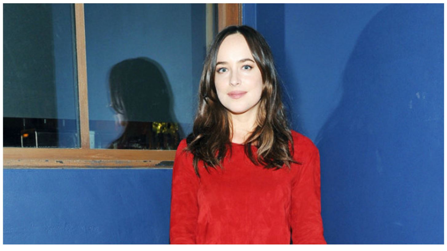 Dakota Johnson: &#x3A4;&#x3CC;&#x3BB;&#x3BC;&#x3B7;&#x3C3;&#x3B5; &#x3C4;&#x3BF; total red &#x3BA;&#x3B1;&#x3B9; &#x3BA;&#x3AD;&#x3C1;&#x3B4;&#x3B9;&#x3C3;&#x3B5; &#x3C4;&#x3B9;&#x3C2; &#x3B5;&#x3BD;&#x3C4;&#x3C5;&#x3C0;&#x3CE;&#x3C3;&#x3B5;&#x3B9;&#x3C2;!