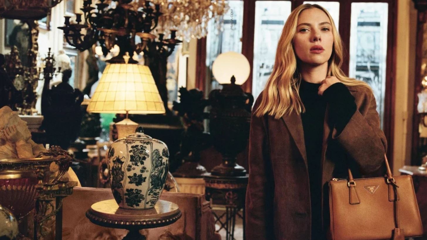 &#x397; Scarlett Johansson &#x3C0;&#x3C1;&#x3C9;&#x3C4;&#x3B1;&#x3B3;&#x3C9;&#x3BD;&#x3B9;&#x3C3;&#x3C4;&#x3B5;&#x3AF; &#x3C3;&#x3C4;&#x3B7; &#x3BD;&#x3AD;&#x3B1; &#x3BA;&#x3B1;&#x3BC;&#x3C0;&#x3AC;&#x3BD;&#x3B9;&#x3B1; Prada &#x3C0;&#x3BF;&#x3C5; &#x3C3;&#x3BA;&#x3B7;&#x3BD;&#x3BF;&#x3B8;&#x3B5;&#x3C4;&#x3B5;&#x3AF; &#x3BF; &#x393;&#x3B9;&#x3CE;&#x3C1;&#x3B3;&#x3BF;&#x3C2; &#x39B;&#x3AC;&#x3BD;&#x3B8;&#x3B9;&#x3BC;&#x3BF;&#x3C2;