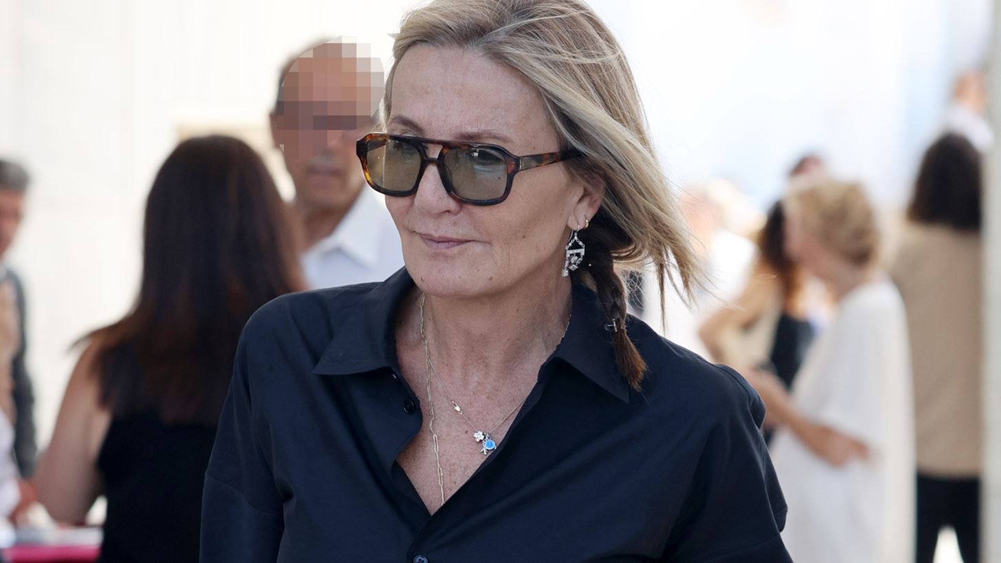 Η Μαρέβα Μητσοτάκη με tone on tone γκρι σύνολο και την αγαπημένη της καρφίτσα στο Ηρώδειο