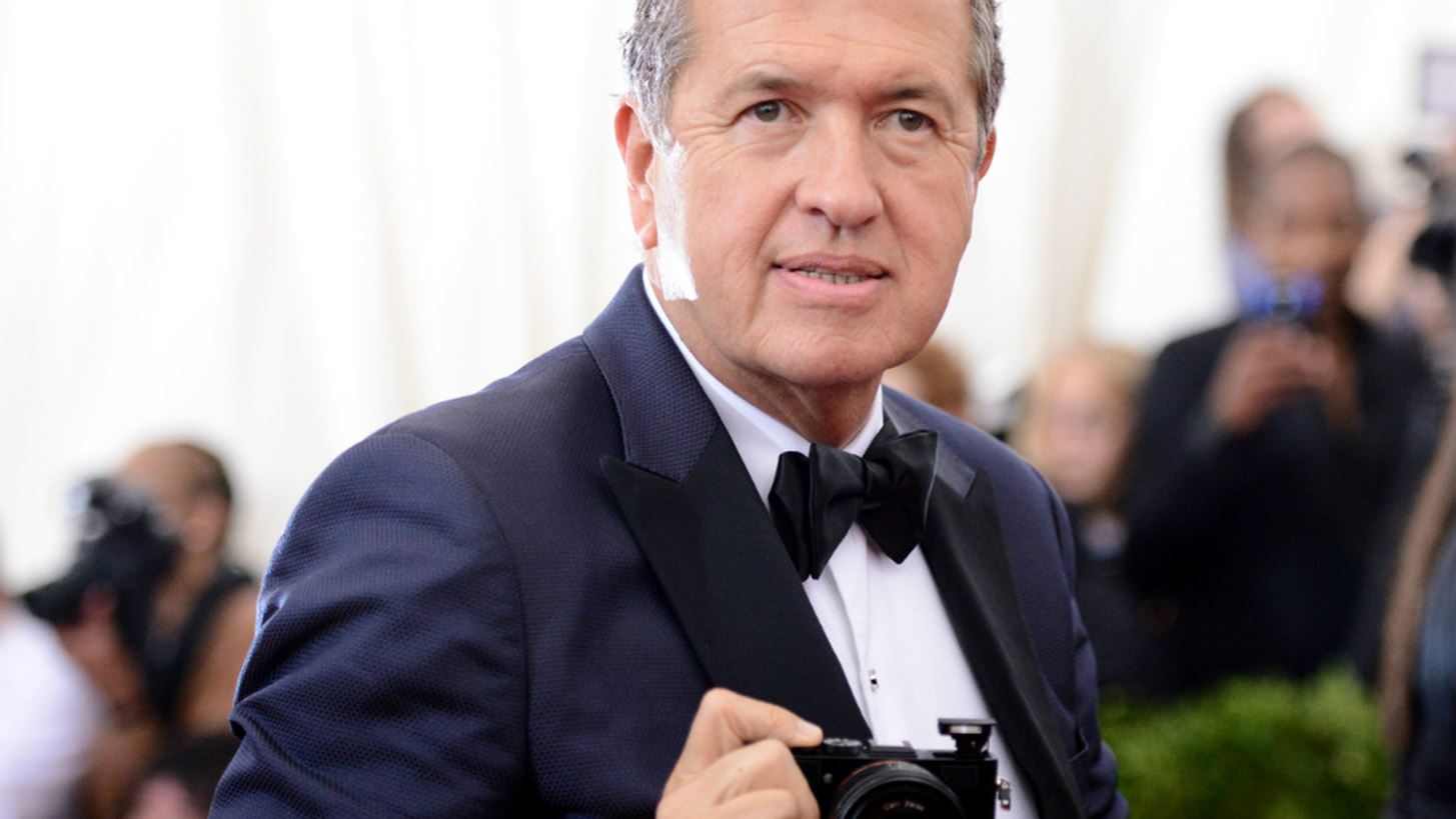 O Mario Testino &#x3BA;&#x3BB;&#x3B5;&#x3AF;&#x3BD;&#x3B5;&#x3B9; &#x3C4;&#x3BF; &#x3C0;&#x3C1;&#x3B1;&#x3BA;&#x3C4;&#x3BF;&#x3C1;&#x3B5;&#x3AF;&#x3BF; &#x3C4;&#x3BF;&#x3C5; &#x3C3;&#x3C4;&#x3B7; &#x39D;&#x3AD;&#x3B1; &#x3A5;&#x3CC;&#x3C1;&#x3BA;&#x3B7;