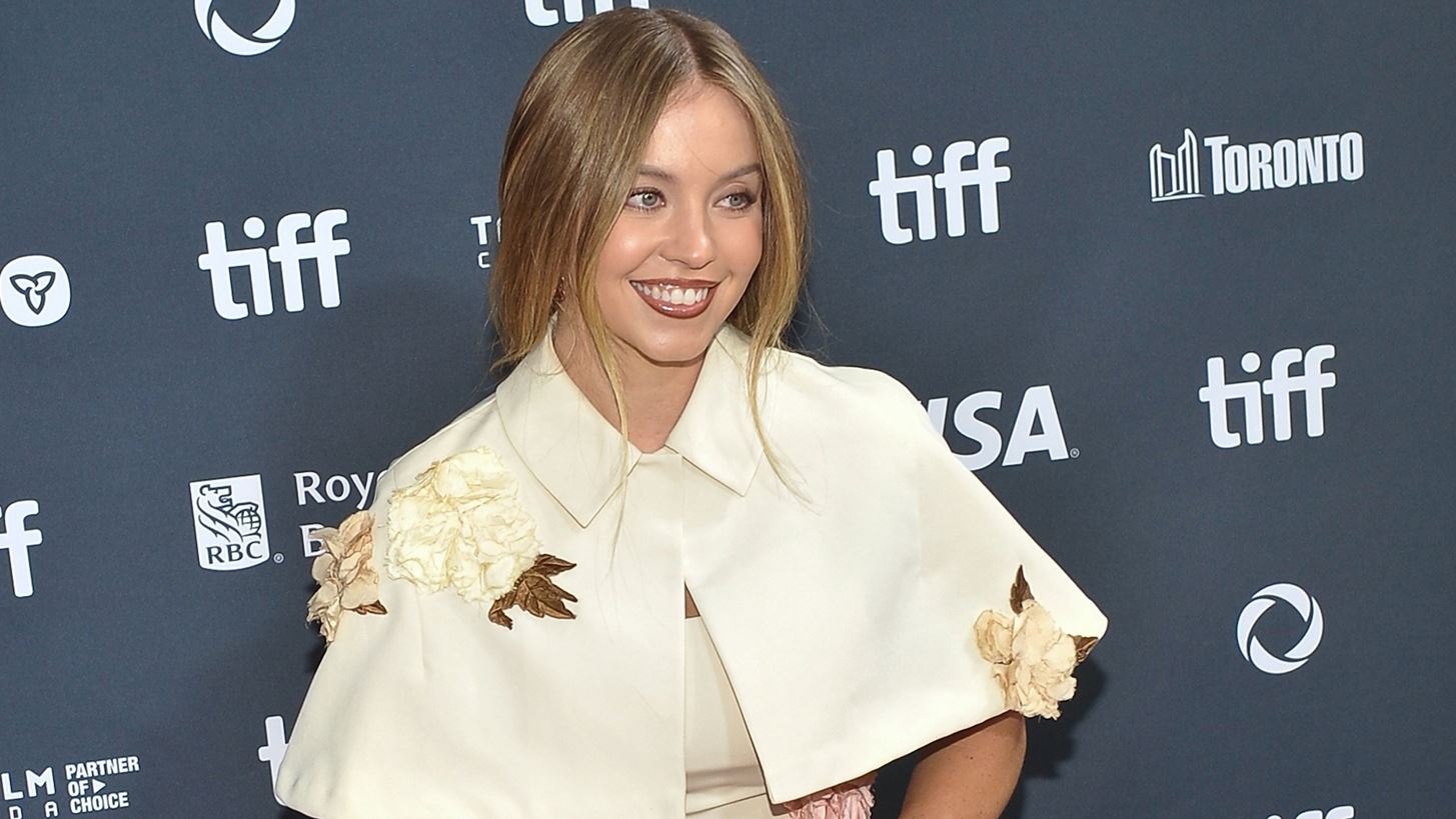 Sydney Sweeney | &#x39C;&#x3B5; goth makeup look &#x3C3;&#x3C4;&#x3BF; &#x3BA;&#x3CC;&#x3BA;&#x3BA;&#x3B9;&#x3BD;&#x3BF; &#x3C7;&#x3B1;&#x3BB;&#x3AF; &#x3C4;&#x3BF;&#x3C5; &#x394;&#x3B9;&#x3B5;&#x3B8;&#x3BD;&#x3BF;&#x3CD;&#x3C2; &#x3A6;&#x3B5;&#x3C3;&#x3C4;&#x3B9;&#x3B2;&#x3AC;&#x3BB; &#x39A;&#x3B9;&#x3BD;&#x3B7;&#x3BC;&#x3B1;&#x3C4;&#x3BF;&#x3B3;&#x3C1;&#x3AC;&#x3C6;&#x3BF;&#x3C5; &#x3C4;&#x3BF;&#x3C5; &#x3A4;&#x3BF;&#x3C1;&#x3CC;&#x3BD;&#x3C4;&#x3BF;