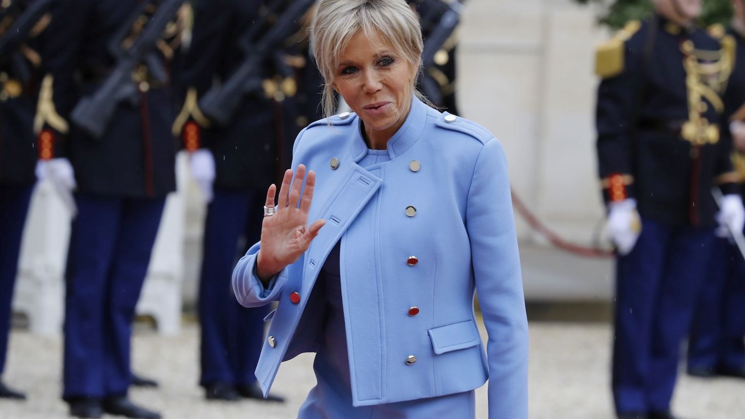 First Lady: &#x3A4;&#x3B1; &#x3C3;&#x3B7;&#x3BC;&#x3B5;&#x3AF;&#x3B1;-&#x3BA;&#x3BB;&#x3B5;&#x3B9;&#x3B4;&#x3B9;&#x3AC; &#x3C4;&#x3BF;&#x3C5; &#x3BC;&#x3BF;&#x3BD;&#x3B1;&#x3B4;&#x3B9;&#x3BA;&#x3BF;&#x3CD; &#x3C3;&#x3C4;&#x3C5;&#x3BB; &#x3C4;&#x3B7;&#x3C2; Brigitte Macron