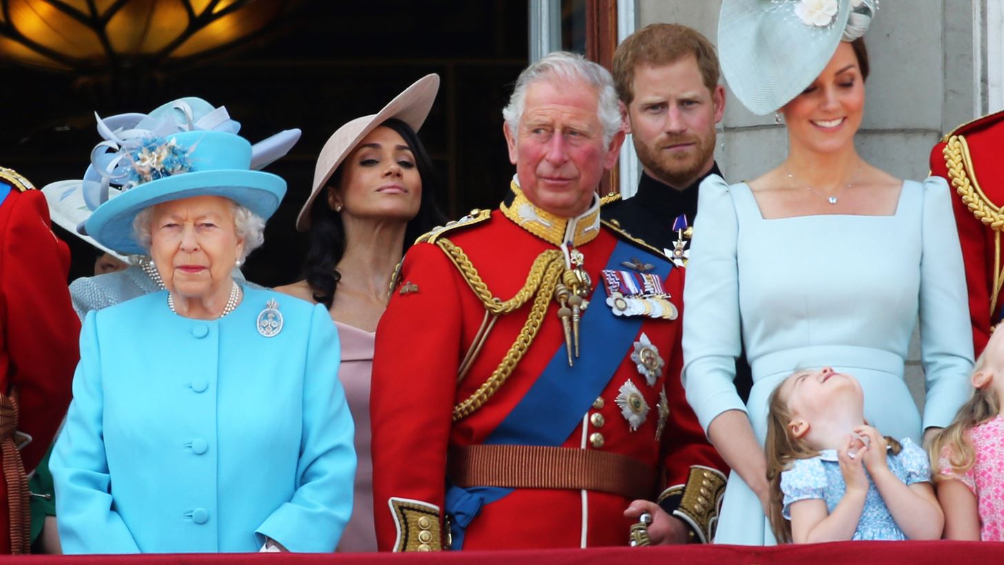 Meghan Markle &amp; Harry | &#x39F; &#x39A;&#x3AC;&#x3C1;&#x3BF;&#x3BB;&#x3BF;&#x3C2; &#x3B8;&#x3AD;&#x3BB;&#x3B5;&#x3B9; &#x3BD;&#x3B1; &#x3C4;&#x3BF;&#x3C5;&#x3C2; &#x3B1;&#x3C0;&#x3BF;&#x3BC;&#x3B1;&#x3BA;&#x3C1;&#x3CD;&#x3BD;&#x3B5;&#x3B9; &#x3B3;&#x3B9;&#x3B1; &#x3BD;&#x3B1; &#x3BC;&#x3B5;&#x3B9;&#x3CE;&#x3C3;&#x3B5;&#x3B9; &#x3C4;&#x3B1; &#x3AD;&#x3BE;&#x3BF;&#x3B4;&#x3B1; &#x3C4;&#x3BF;&#x3C5; &#x3A0;&#x3B1;&#x3BB;&#x3B1;&#x3C4;&#x3B9;&#x3BF;&#x3CD;