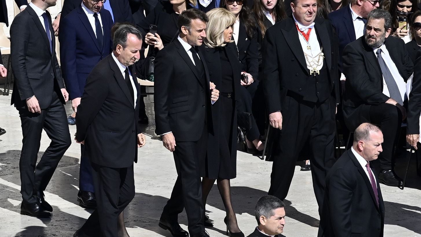 Brigitte Macron | &#x397; &#x3C6;&#x3C1;&#x3AC;&#x3C3;&#x3B7; &#x3C0;&#x3BF;&#x3C5; &#x3B5;&#x3AF;&#x3C0;&#x3B5; &#x3C3;&#x3C4;&#x3BF;&#x3BD; &#x3C3;&#x3CD;&#x3B6;&#x3C5;&#x3B3;&#x3CC; &#x3C4;&#x3B7;&#x3C2;, Emmanuel Macron, &#x3BB;&#x3AF;&#x3B3;&#x3BF; &#x3C0;&#x3C1;&#x3B9;&#x3BD; &#x3C4;&#x3BF; &#x3C0;&#x3B5;&#x3C1;&#x3B9;&#x3B2;&#x3CC;&#x3B7;&#x3C4;&#x3BF; &#x3C7;&#x3B1;&#x3C3;&#x3C4;&#x3BF;&#x3CD;&#x3BA;&#x3B9;