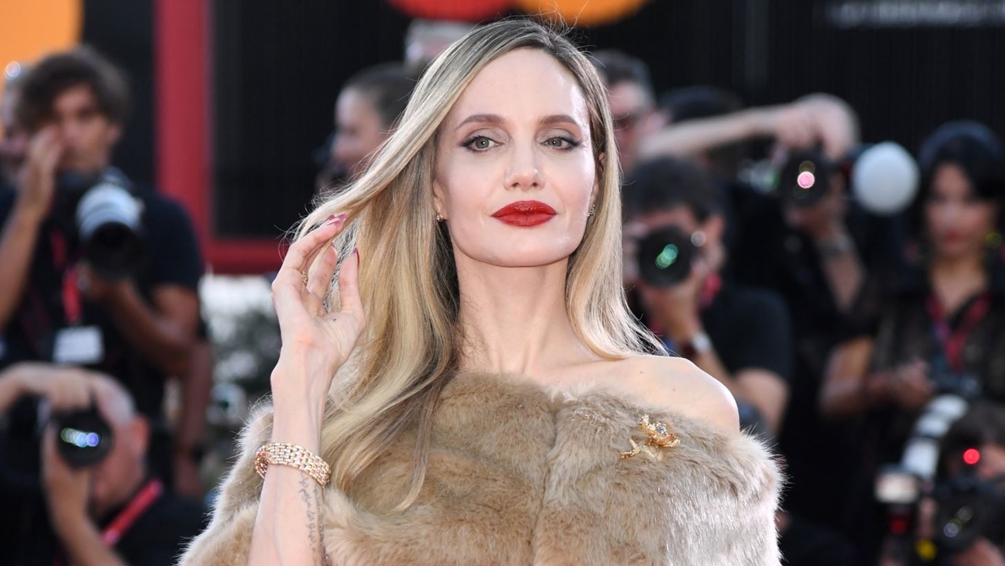 Angelina Jolie | &#x3A4;&#x3BF; &#x3BA;&#x3C1;&#x3C5;&#x3C6;&#x3CC; &#x3BC;&#x3AE;&#x3BD;&#x3C5;&#x3BC;&#x3B1; &#x3C0;&#x3AF;&#x3C3;&#x3C9; &#x3B1;&#x3C0;&#x3CC; &#x3C4;&#x3B1; matching tattoos &#x3C0;&#x3BF;&#x3C5; &#x3AD;&#x3C7;&#x3B5;&#x3B9; &#x3BC;&#x3B5; &#x3C4;&#x3B1; &#x3C0;&#x3B1;&#x3B9;&#x3B4;&#x3B9;&#x3AC; &#x3C4;&#x3B7;&#x3C2;