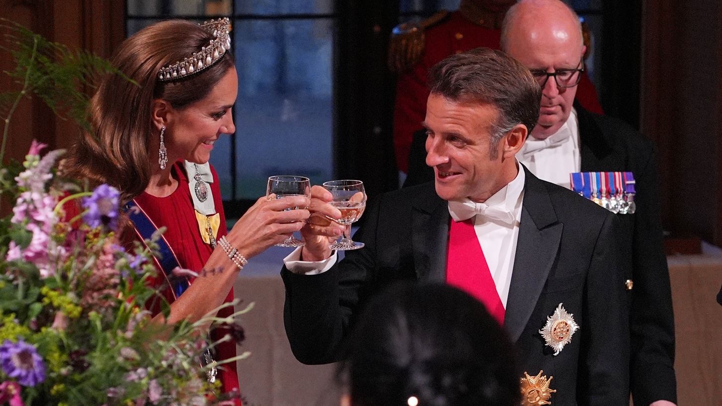 &#x395;&#x3C0;&#x3AF;&#x3C3;&#x3B7;&#x3BC;&#x3BF; &#x3B4;&#x3B5;&#x3AF;&#x3C0;&#x3BD;&#x3BF; &#x3C3;&#x3C4;&#x3BF; Windsor &#x3C0;&#x3C1;&#x3BF;&#x3C2; &#x3C4;&#x3B9;&#x3BC;&#x3AE;&#x3BD; &#x3C4;&#x3BF;&#x3C5; Emmanuel Macron | &#x397; &#x3B5;&#x3BC;&#x3C6;&#x3AC;&#x3BD;&#x3B9;&#x3C3;&#x3B7; &#x3C4;&#x3B7;&#x3C2; Kate Middleton &#x3BC;&#x3B5; &#x3C4;&#x3B9;&#x3AC;&#x3C1;&#x3B1;, &#x3BF;&#x3B9; &#x3B4;&#x3B9;&#x3AC;&#x3C3;&#x3B7;&#x3BC;&#x3BF;&#x3B9; &#x3BA;&#x3B1;&#x3BB;&#x3B5;&#x3C3;&#x3BC;&#x3AD;&#x3BD;&#x3BF;&#x3B9; &#x3BA;&#x3B1;&#x3B9; &#x3BF;&#x3B9; royals &#x3C0;&#x3BF;&#x3C5; &#x3AD;&#x3B4;&#x3C9;&#x3C3;&#x3B1;&#x3BD; &#x3C4;&#x3BF; &#x3C0;&#x3B1;&#x3C1;&#x3CE;&#x3BD;