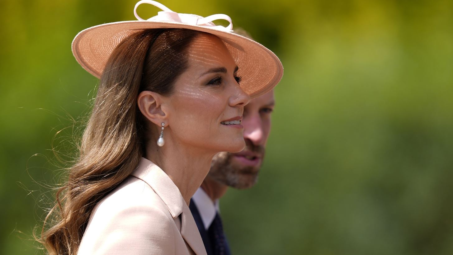 &#x397; &#x3B7;&#x3BC;&#x3B5;&#x3C1;&#x3BF;&#x3BC;&#x3B7;&#x3BD;&#x3AF;&#x3B1; &#x3C0;&#x3BF;&#x3C5; &#x3B8;&#x3B1; &#x3B4;&#x3BF;&#x3CD;&#x3BC;&#x3B5; &#x3B4;&#x3AF;&#x3C0;&#x3BB;&#x3B1; &#x3B4;&#x3AF;&#x3C0;&#x3BB;&#x3B1; &#x3C4;&#x3B7;&#x3BD; Kate Middleton &#x3BC;&#x3B5; &#x3C4;&#x3B7; Melania | &#x3A0;&#x3CC;&#x3C4;&#x3B5; &#x3B8;&#x3B1; &#x3B5;&#x3C0;&#x3B9;&#x3C3;&#x3BA;&#x3B5;&#x3C6;&#x3C4;&#x3B5;&#x3AF; &#x3BF; Donald Trump &#x3C4;&#x3BF; Windsor;