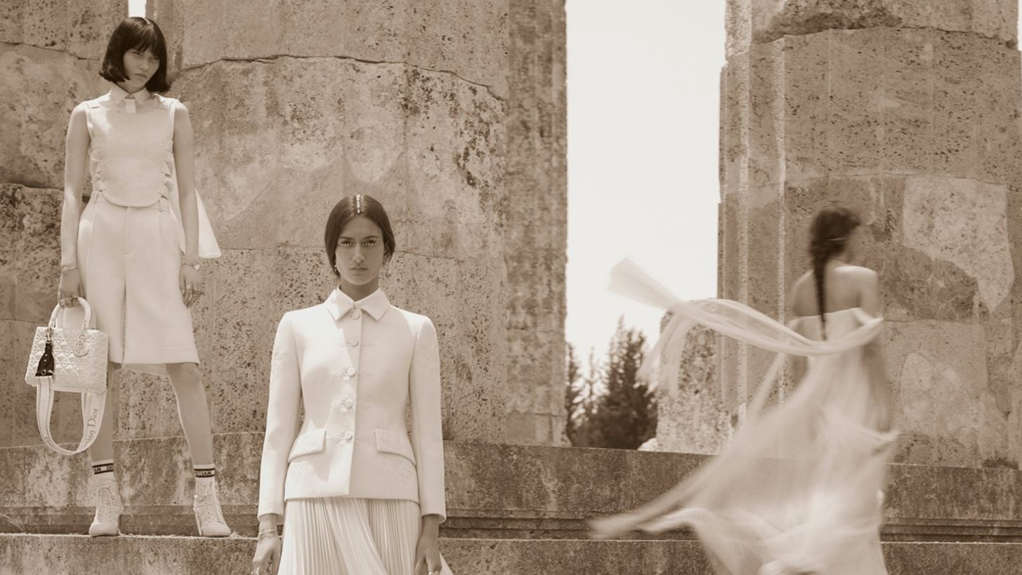 Dior Cruise 2022 | &#x397; &#x3BA;&#x3B1;&#x3BC;&#x3C0;&#x3AC;&#x3BD;&#x3B9;&#x3B1; &#x3C4;&#x3BF;&#x3C5; &#x3BF;&#x3AF;&#x3BA;&#x3BF;&#x3C5; &#x3C0;&#x3BF;&#x3C5; &#x3C6;&#x3C9;&#x3C4;&#x3BF;&#x3B3;&#x3C1;&#x3B1;&#x3C6;&#x3AE;&#x3B8;&#x3B7;&#x3BA;&#x3B5; &#x3C3;&#x3C4;&#x3B7; &#x39D;&#x3B5;&#x3BC;&#x3AD;&#x3B1; &#x3BC;&#x3CC;&#x3BB;&#x3B9;&#x3C2; &#x3BA;&#x3C5;&#x3BA;&#x3BB;&#x3BF;&#x3C6;&#x3CC;&#x3C1;&#x3B7;&#x3C3;&#x3B5;