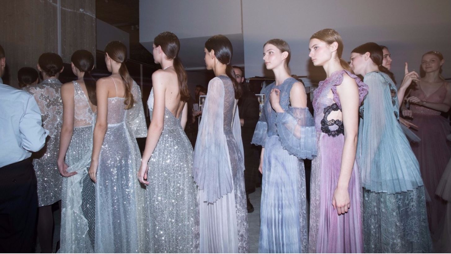 MI-R&#x14C; Couture AW17 Backstage | &#x39F;&#x3B9; (&#x3B1;&#x3BA;&#x3CC;&#x3BC;&#x3B7;) &#x3C0;&#x3B9;&#x3BF; &#x3BB;&#x3B1;&#x3BC;&#x3C0;&#x3B5;&#x3C1;&#x3AD;&#x3C2; &#x3C3;&#x3C4;&#x3B9;&#x3B3;&#x3BC;&#x3AD;&#x3C2; behind-the-scenes