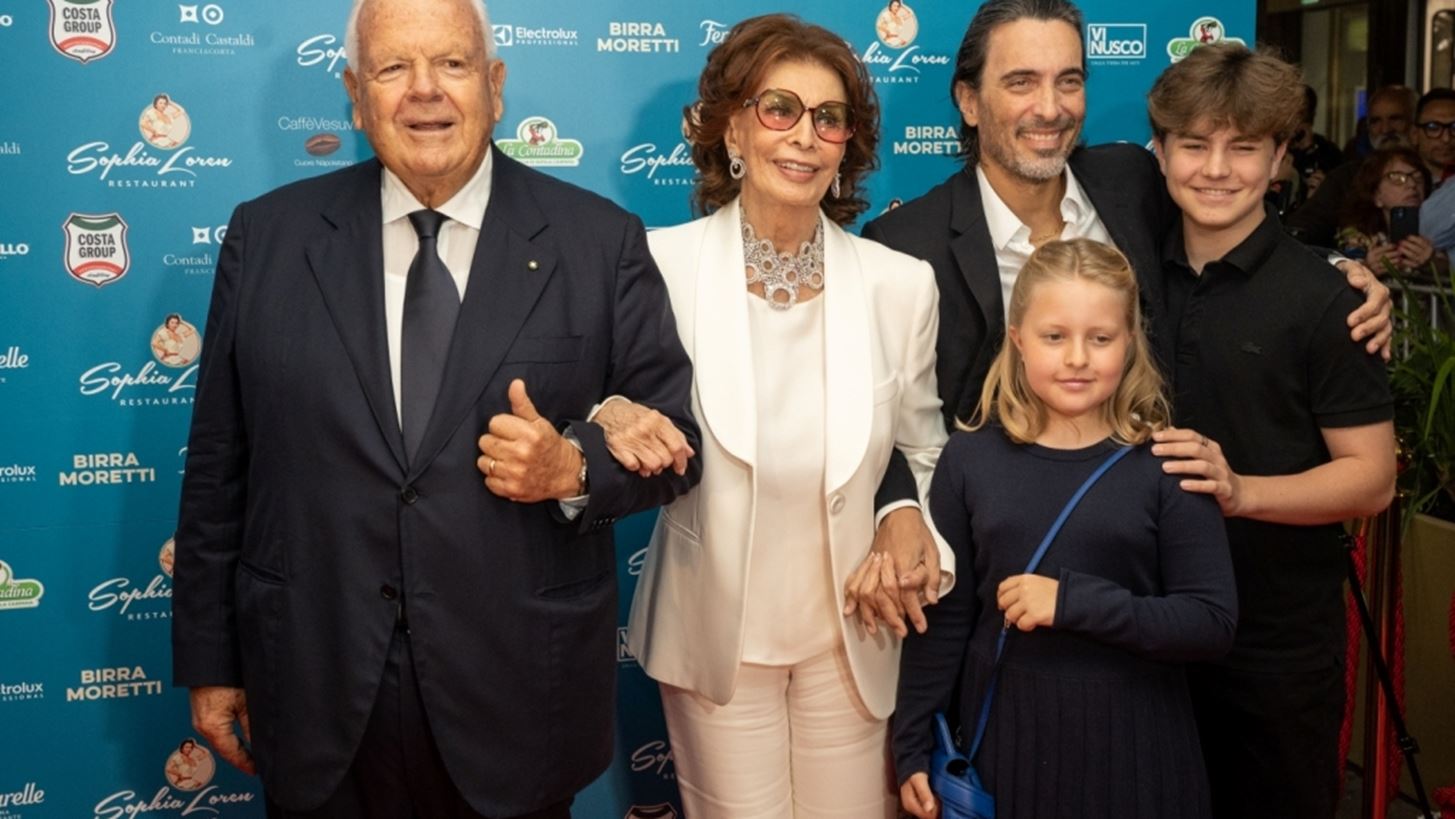 Sophia Loren | &#x397; &#x3C3;&#x3C0;&#x3AC;&#x3BD;&#x3B9;&#x3B1; &#x3B5;&#x3BC;&#x3C6;&#x3AC;&#x3BD;&#x3B9;&#x3C3;&#x3B7; &#x3C4;&#x3B7;&#x3C2; &#x399;&#x3C4;&#x3B1;&#x3BB;&#x3AF;&#x3B4;&#x3B1;&#x3C2; &#x3C3;&#x3C4;&#x3B1;&#x3C1; &#x3BC;&#x3B1;&#x3B6;&#x3AF; &#x3C4;&#x3B7; &#x3BF;&#x3B9;&#x3BA;&#x3BF;&#x3B3;&#x3AD;&#x3BD;&#x3B5;&#x3B9;&#x3AC; &#x3C4;&#x3B7;&#x3C2;