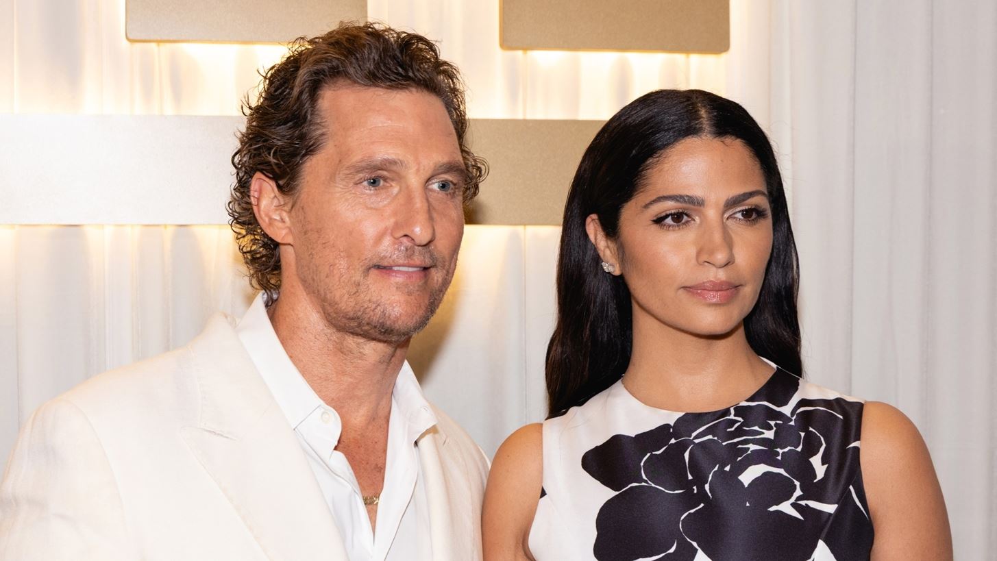 &#x39F; Matthew McConaughey &#x3C3;&#x3B5; &#x3BC;&#x3AF;&#x3B1; &#x3C3;&#x3C0;&#x3AC;&#x3BD;&#x3B9;&#x3B1; &#x3B5;&#x3BC;&#x3C6;&#x3AC;&#x3BD;&#x3B9;&#x3C3;&#x3B7; &#x3BC;&#x3B5; &#x3C4;&#x3B7; &#x3C3;&#x3CD;&#x3B6;&#x3C5;&#x3B3;&#x3CC; &#x3C4;&#x3BF;&#x3C5; &#x3BA;&#x3B1;&#x3B9; &#x3C4;&#x3B1; &#x3C4;&#x3C1;&#x3AF;&#x3B1; &#x3C0;&#x3B1;&#x3B9;&#x3B4;&#x3B9;&#x3AC; &#x3C4;&#x3BF;&#x3C5;&#x3C2;
