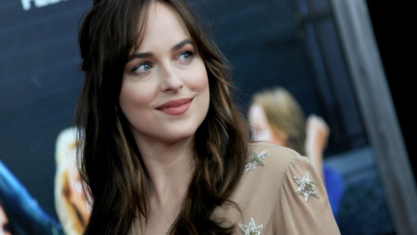 Dakota Johnson: &#x397; &#x3C0;&#x3C1;&#x3CE;&#x3C4;&#x3B7; &#x3B5;&#x3C0;&#x3AF;&#x3C3;&#x3B7;&#x3BC;&#x3B7; &#x3C3;&#x3C5;&#x3BD;&#x3B5;&#x3C1;&#x3B3;&#x3B1;&#x3C3;&#x3AF;&#x3B1; &#x3C4;&#x3B7;&#x3C2; &#x3BC;&#x3B5; &#x3C4;&#x3BF;&#x3BD; &#x3BF;&#x3AF;&#x3BA;&#x3BF; Gucci