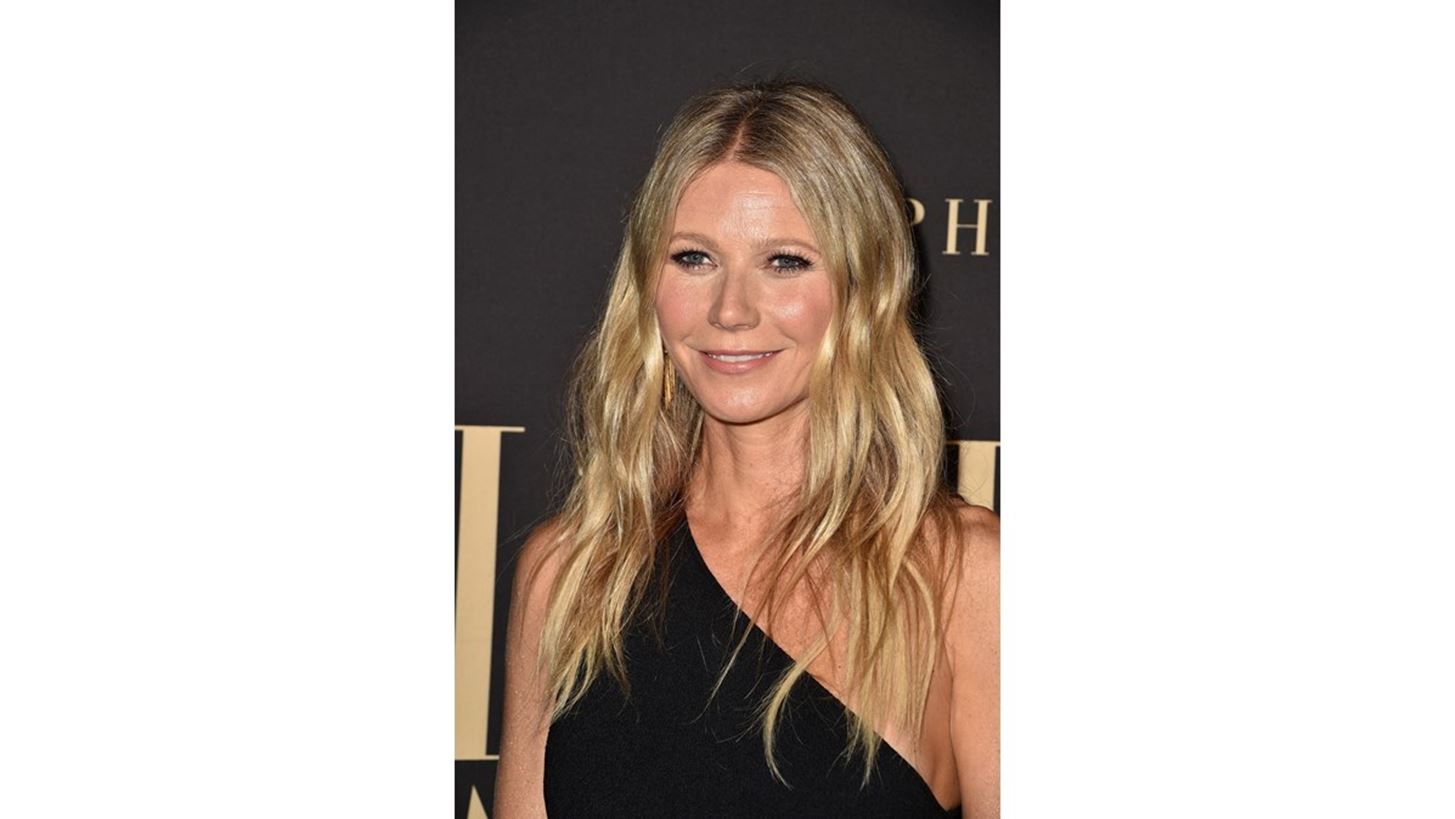 Gwyneth Paltrow | &#x3A0;&#x3BF;&#x3B6;&#x3AC;&#x3C1;&#x3B5;&#x3B9; topless &#x3C3;&#x3C4;&#x3BF; &#x3C0;&#x3BB;&#x3B5;&#x3C5;&#x3C1;&#x3CC; &#x3C4;&#x3BF;&#x3C5; &#x3C3;&#x3C5;&#x3B6;&#x3CD;&#x3B3;&#x3BF;&#x3C5; &#x3C4;&#x3B7;&#x3C2; &#x3BA;&#x3B1;&#x3B9; &#x3B1;&#x3C0;&#x3BF;&#x3BB;&#x3B1;&#x3BC;&#x3B2;&#x3AC;&#x3BD;&#x3B5;&#x3B9; &#x3C4;&#x3BF; &#x3BA;&#x3B1;&#x3BB;&#x3BF;&#x3BA;&#x3B1;&#x3AF;&#x3C1;&#x3B9;