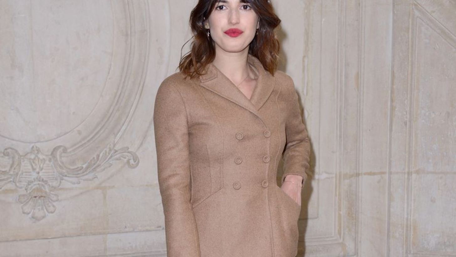 &#x397; Jeanne Damas &#x3C3;&#x3C5;&#x3BD;&#x3B4;&#x3C5;&#x3AC;&#x3B6;&#x3B5;&#x3B9; &#x3C4;&#x3B9;&#x3C2; nude &#x3B1;&#x3C0;&#x3BF;&#x3C7;&#x3C1;&#x3CE;&#x3C3;&#x3B5;&#x3B9;&#x3C2; &#x3BC;&#x3B5; &#x3C4;&#x3BF;&#x3BD; &#x3C0;&#x3B9;&#x3BF; parisian chic &#x3C4;&#x3C1;&#x3CC;&#x3C0;&#x3BF;