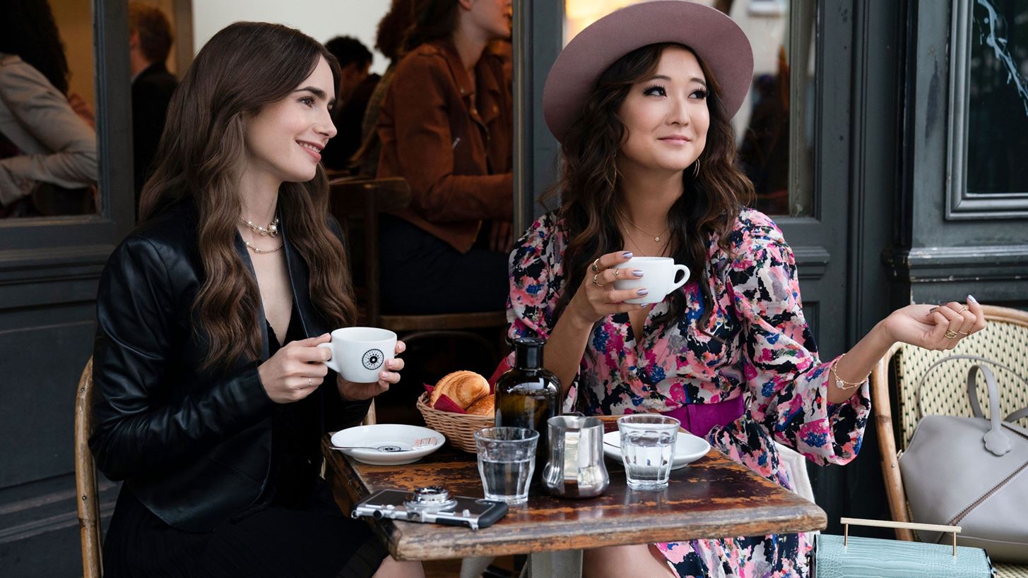 Lily Collins | &#x397; comfy and chic &#x3B5;&#x3C0;&#x3B9;&#x3BB;&#x3BF;&#x3B3;&#x3AE; &#x3C4;&#x3B7;&#x3C2; &#x3B3;&#x3B9;&#x3B1; &#x3C4;&#x3BF; reunion &#x3BC;&#x3B5; &#x3C4;&#x3B7;&#x3BD; &#x3C3;&#x3C5;&#x3BC;&#x3C0;&#x3C1;&#x3C9;&#x3C4;&#x3B1;&#x3B3;&#x3C9;&#x3BD;&#x3AF;&#x3C3;&#x3C4;&#x3C1;&#x3B9;&#x3AC; &#x3C4;&#x3B7;&#x3C2; &#x3B1;&#x3C0;&#x3CC; &#x3C4;&#x3BF; &quot;Emily in Paris&quot;