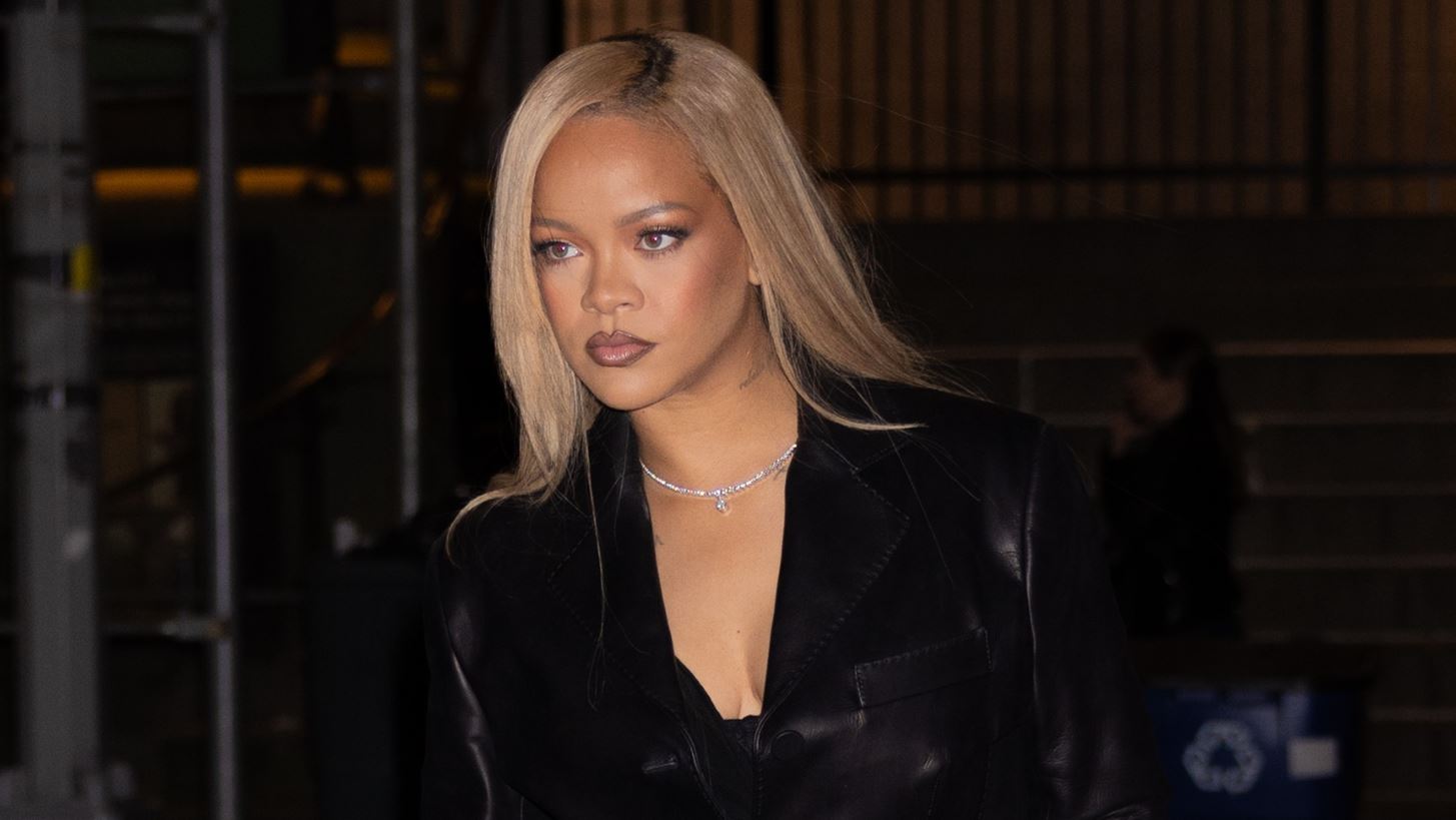 &#x397; Rihanna &#x3C5;&#x3C0;&#x3AD;&#x3C1;&#x3BB;&#x3B1;&#x3BC;&#x3C0;&#x3C1;&#x3B7; &#x3C3;&#x3C4;&#x3BF; &#x3BD;&#x3AD;&#x3BF; &#x3B2;&#x3AF;&#x3BD;&#x3C4;&#x3B5;&#x3BF; &#x3C4;&#x3BF;&#x3C5; J&#x27;Adore