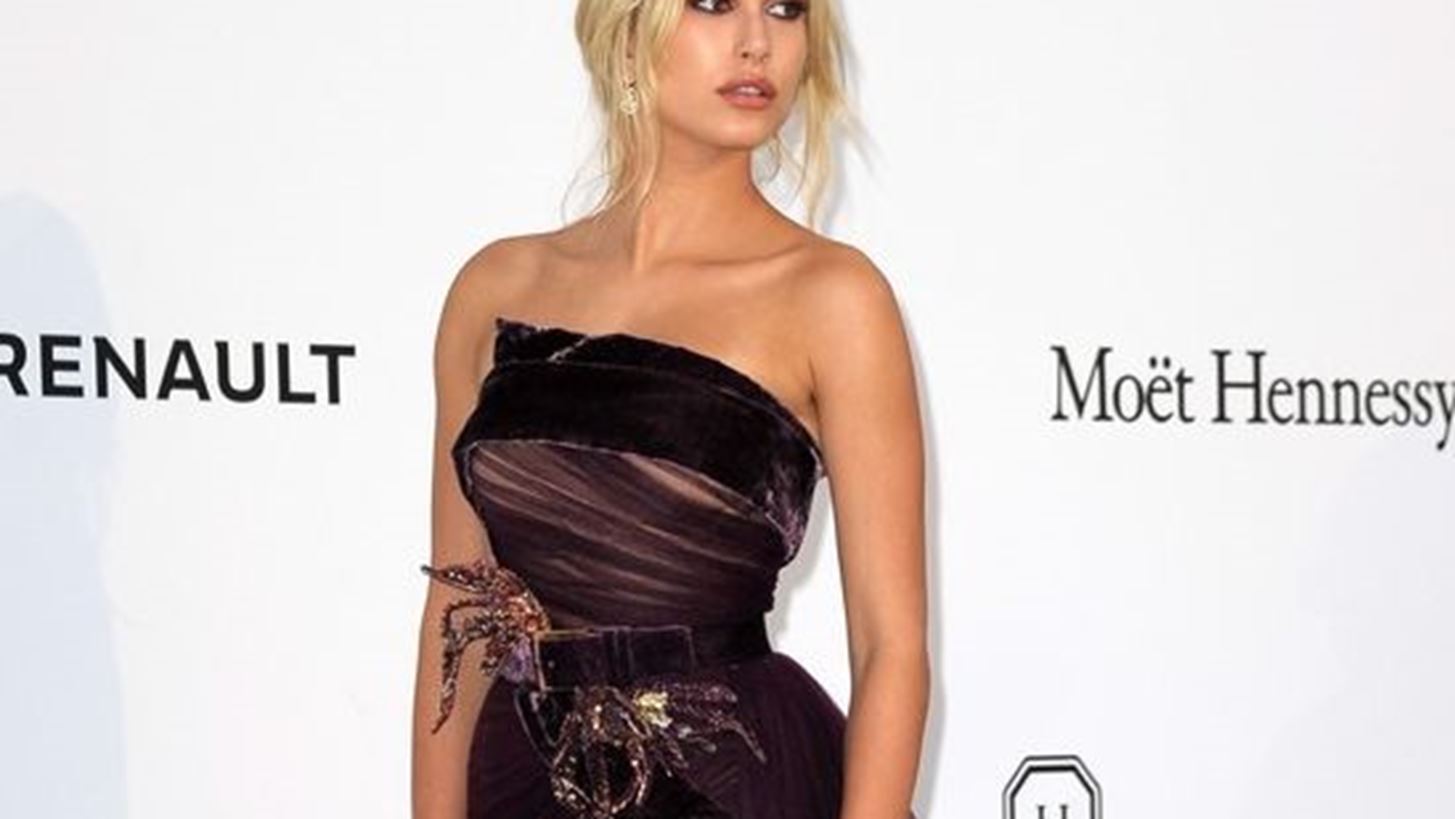 amfAR Gala 2017: &#x39A;&#x3B1;&#x3BD;&#x3B5;&#x3AF;&#x3C2; &#x3B4;&#x3B5;&#x3BD; &#x3AD;&#x3BB;&#x3B5;&#x3B9;&#x3C0;&#x3B5; &#x3B1;&#x3C0;&#x3CC; &#x3C4;&#x3BF; glamorous event &#x3C3;&#x3C4;&#x3B9;&#x3C2; &#x39A;&#x3AC;&#x3BD;&#x3BD;&#x3B5;&#x3C2;