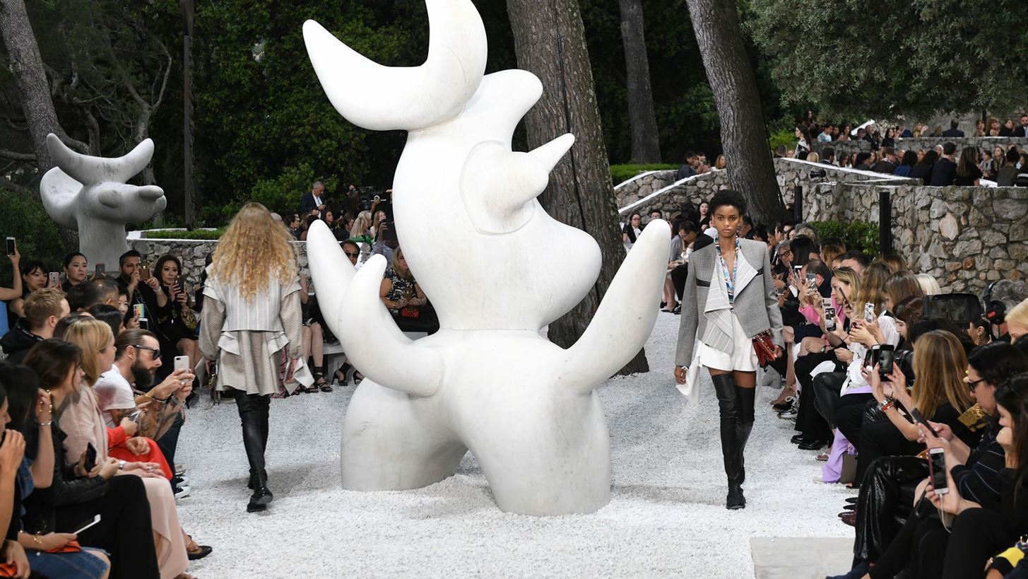 Louis Vuitton Cruise 2019: &#x39C;&#x3B9;&#x3B1; &#x3C9;&#x3B4;&#x3AE; &#x3C3;&#x3C4;&#x3B7;&#x3BD; &#x3B5;&#x3BA;&#x3BA;&#x3B5;&#x3BD;&#x3C4;&#x3C1;&#x3B9;&#x3BA;&#x3CC;&#x3C4;&#x3B7;&#x3C4;&#x3B1; &#x3B1;&#x3C0;&#x3CC; &#x3C4;&#x3BF;&#x3BD; Nicolas Ghesqui&#xE8;re