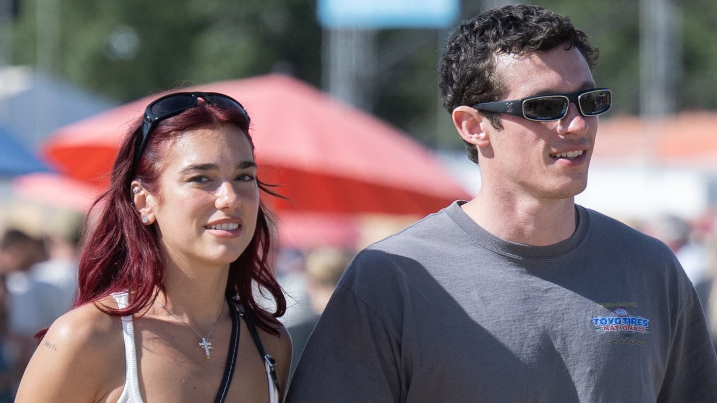 &#x397; Dua Lipa &#x3B5;&#x3C0;&#x3B9;&#x3B2;&#x3B5;&#x3B2;&#x3B1;&#x3B9;&#x3CE;&#x3BD;&#x3B5;&#x3B9; &#x3C4;&#x3BF;&#x3BD; &#x3B1;&#x3C1;&#x3C1;&#x3B1;&#x3B2;&#x3CE;&#x3BD;&#x3B1; &#x3C4;&#x3B7;&#x3C2; &#x3BC;&#x3B5; &#x3C4;&#x3BF;&#x3BD; Callum Turner