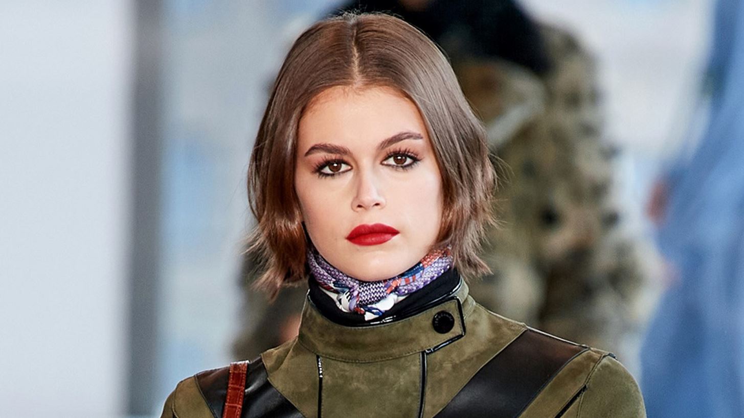 Kaia Gerber | &#x388;&#x3B2;&#x3B1;&#x3C8;&#x3B5; &#x3C4;&#x3B1; &#x3BC;&#x3B1;&#x3BB;&#x3BB;&#x3B9;&#x3AC; &#x3C4;&#x3B7;&#x3C2; &#x3BA;&#x3B1;&#x3B9; &#x3AD;&#x3B3;&#x3B9;&#x3BD;&#x3B5; &#x3C0;&#x3B9;&#x3BF; &#x3BE;&#x3B1;&#x3BD;&#x3B8;&#x3B9;&#x3AC; &#x3B1;&#x3C0;&#x3CC; &#x3C0;&#x3BF;&#x3C4;&#x3AD;