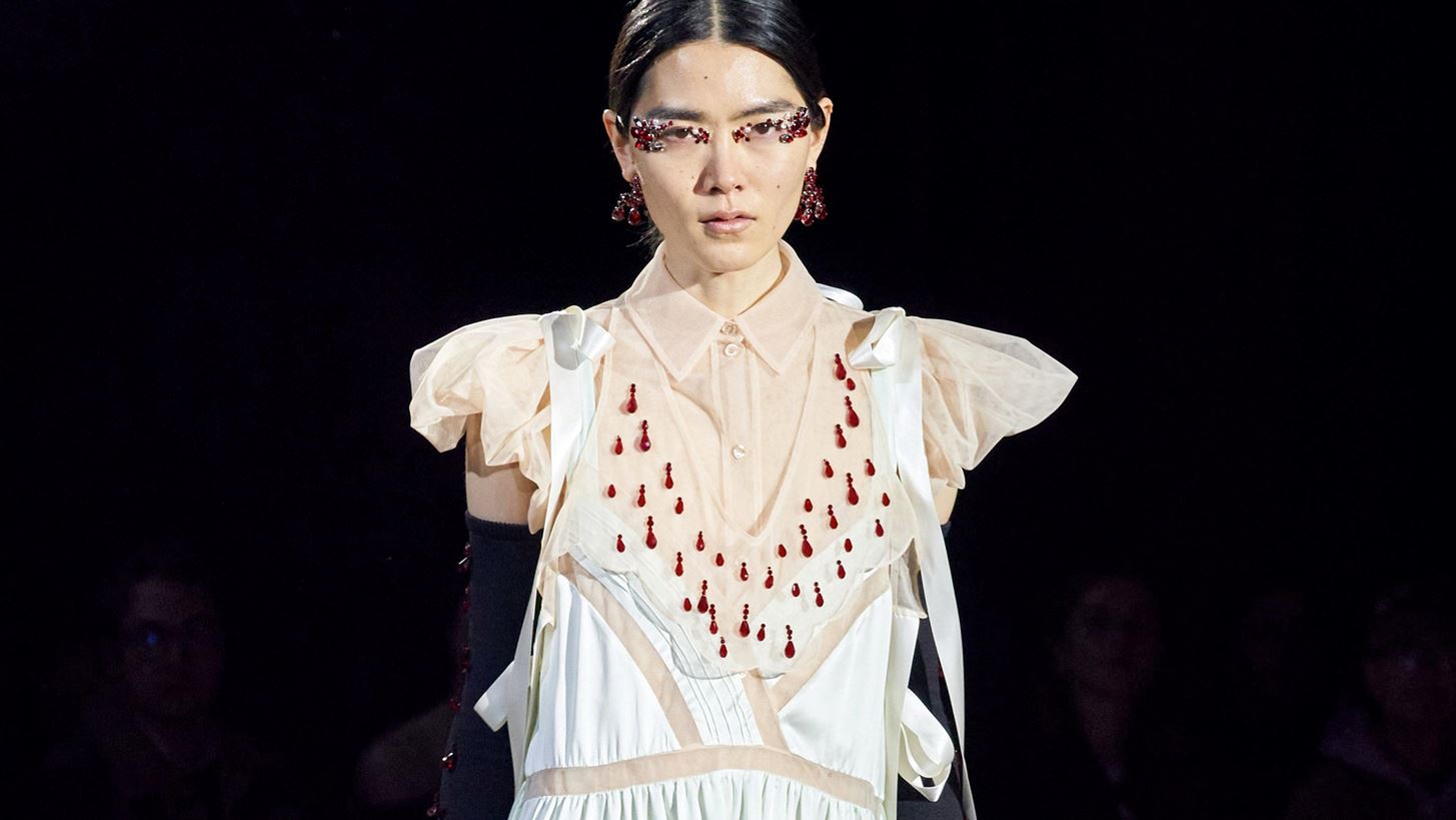 LFW | H Simone Rocha &#x3BC;&#x3CC;&#x3BB;&#x3B9;&#x3C2; &#x3B5;&#x3C0;&#x3B9;&#x3B2;&#x3B5;&#x3B2;&#x3B1;&#x3AF;&#x3C9;&#x3C3;&#x3B5; &#x3C4;&#x3B7;&#x3BD; &#x3B5;&#x3C0;&#x3B9;&#x3C3;&#x3C4;&#x3C1;&#x3BF;&#x3C6;&#x3AE; &#x3C4;&#x3BF;&#x3C5; &#x3C0;&#x3B9;&#x3BF; &#x3B5;&#x3BD;&#x3C4;&#x3C5;&#x3C0;&#x3C9;&#x3C3;&#x3B9;&#x3B1;&#x3BA;&#x3BF;&#x3CD; beauty trend