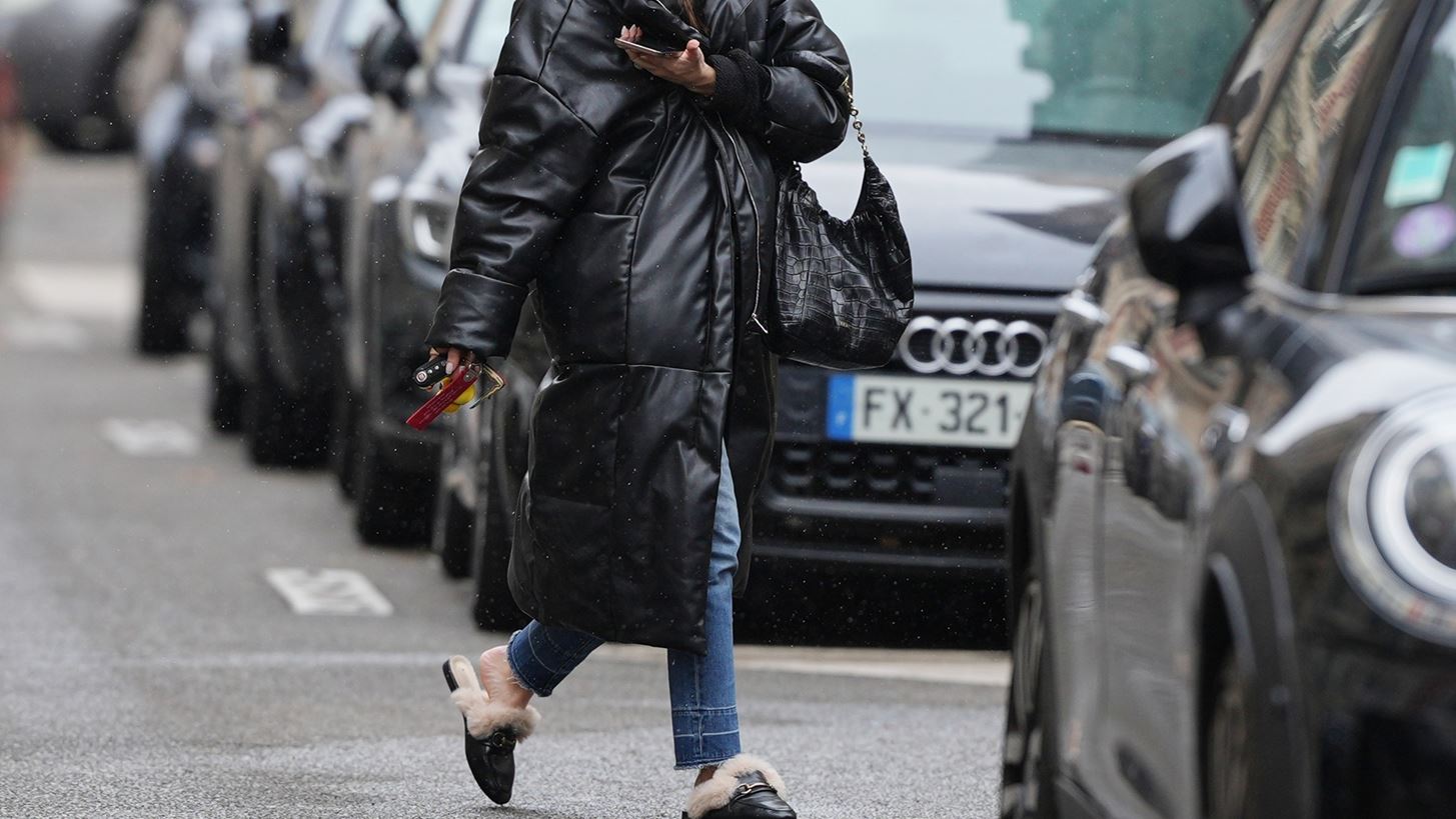 Τα flat δερμάτινα mules της Zara Home που θα λατρέψεις να φοράς