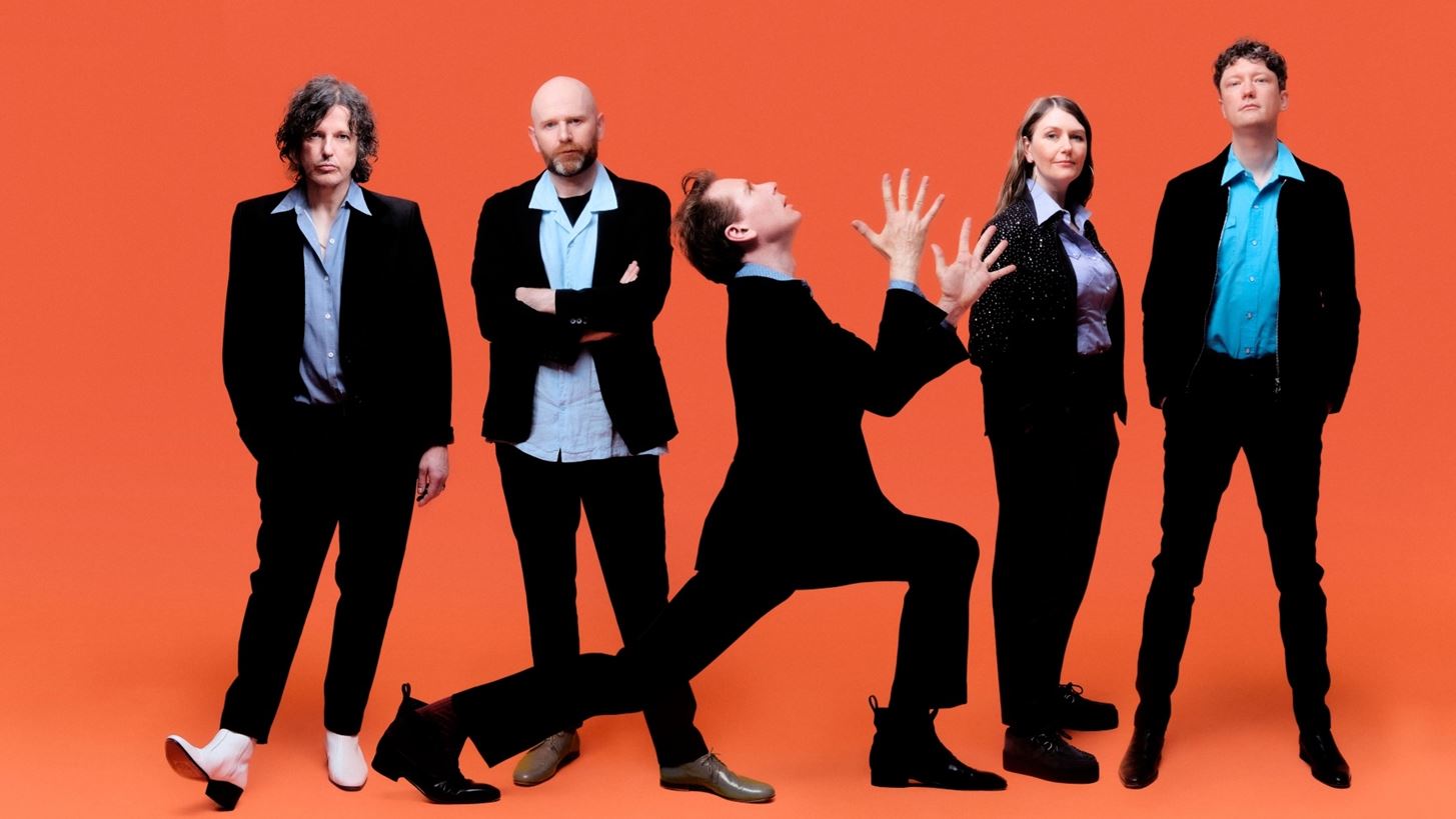 &#x39F;&#x3B9; Franz Ferdinand &#x3AD;&#x3C0;&#x3B1;&#x3B9;&#x3BE;&#x3B1;&#x3BD; &#x3BC;&#x3C0;&#x3BF;&#x3C5;&#x3B6;&#x3BF;&#x3CD;&#x3BA;&#x3B9; &#x3C3;&#x3C4;&#x3BF; Glastonbury
