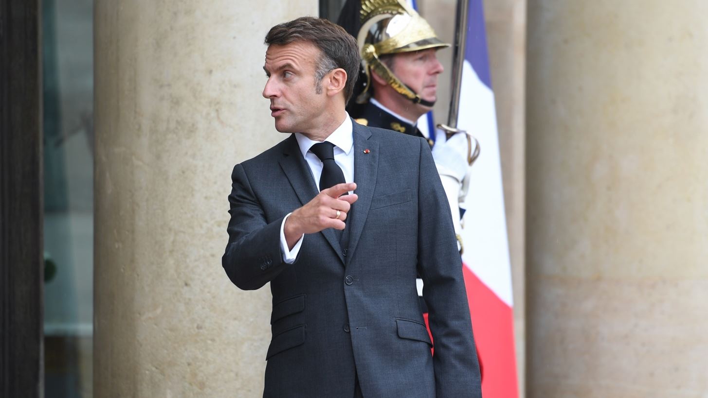 Emmanuel Macron | &#x398;&#x3B1; &#x3B1;&#x3B3;&#x3C9;&#x3BD;&#x3B9;&#x3C3;&#x3C4;&#x3B5;&#x3AF; &#x3C3;&#x3BA;&#x3BB;&#x3B7;&#x3C1;&#x3AC; &#x3B3;&#x3B9;&#x3B1; &#x3BD;&#x3B1; &#x3BC;&#x3B5;&#x3AF;&#x3BD;&#x3B5;&#x3B9; &#x3C4;&#x3BF; Emily in Paris &#x3C3;&#x3C4;&#x3BF; &#x3A0;&#x3B1;&#x3C1;&#x3AF;&#x3C3;&#x3B9;