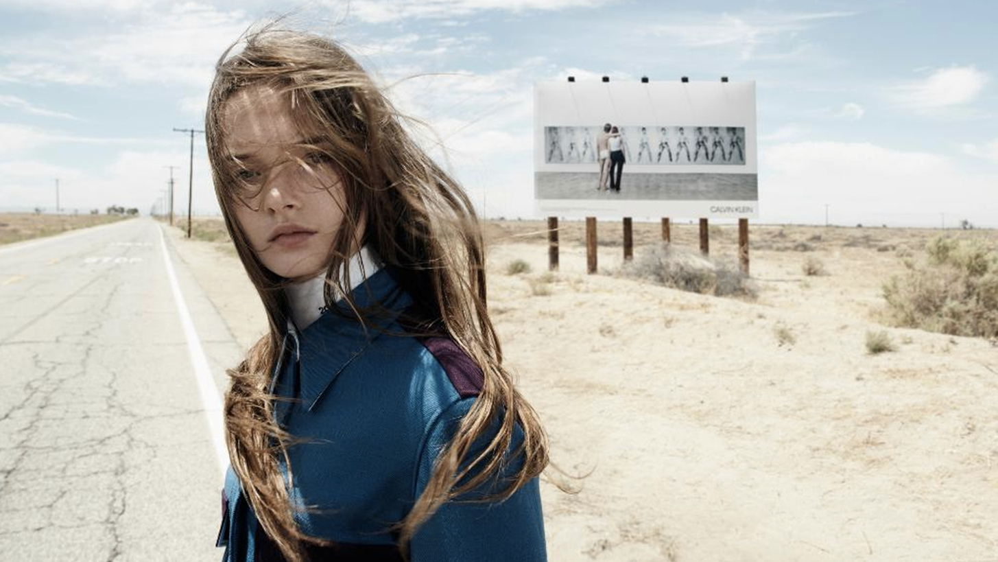 Calvin Klein: &#x397; &#x3C0;&#x3C1;&#x3CE;&#x3C4;&#x3B7; ready-to-wear &#x3BA;&#x3B1;&#x3BC;&#x3C0;&#x3AC;&#x3BD;&#x3B9;&#x3B1; &#x3C4;&#x3BF;&#x3C5; Raf Simons &#x3B3;&#x3B9;&#x3B1; &#x3C4;&#x3BF;&#x3BD; &#x3BF;&#x3AF;&#x3BA;&#x3BF; &#x3B5;&#x3AF;&#x3BD;&#x3B1;&#x3B9; &#x3B5;&#x3B4;&#x3CE;